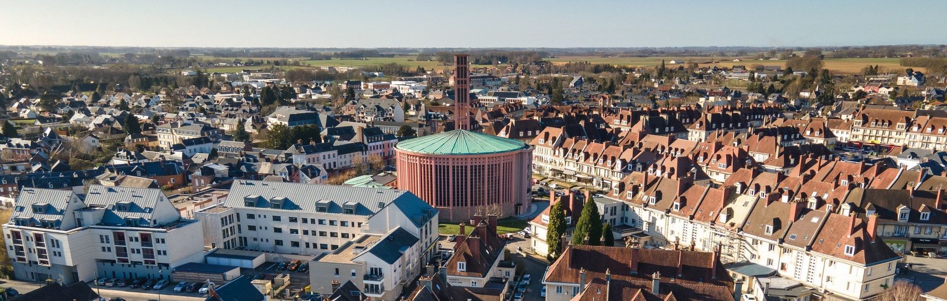 Une ville avec un bâtiment avec un toit vert.