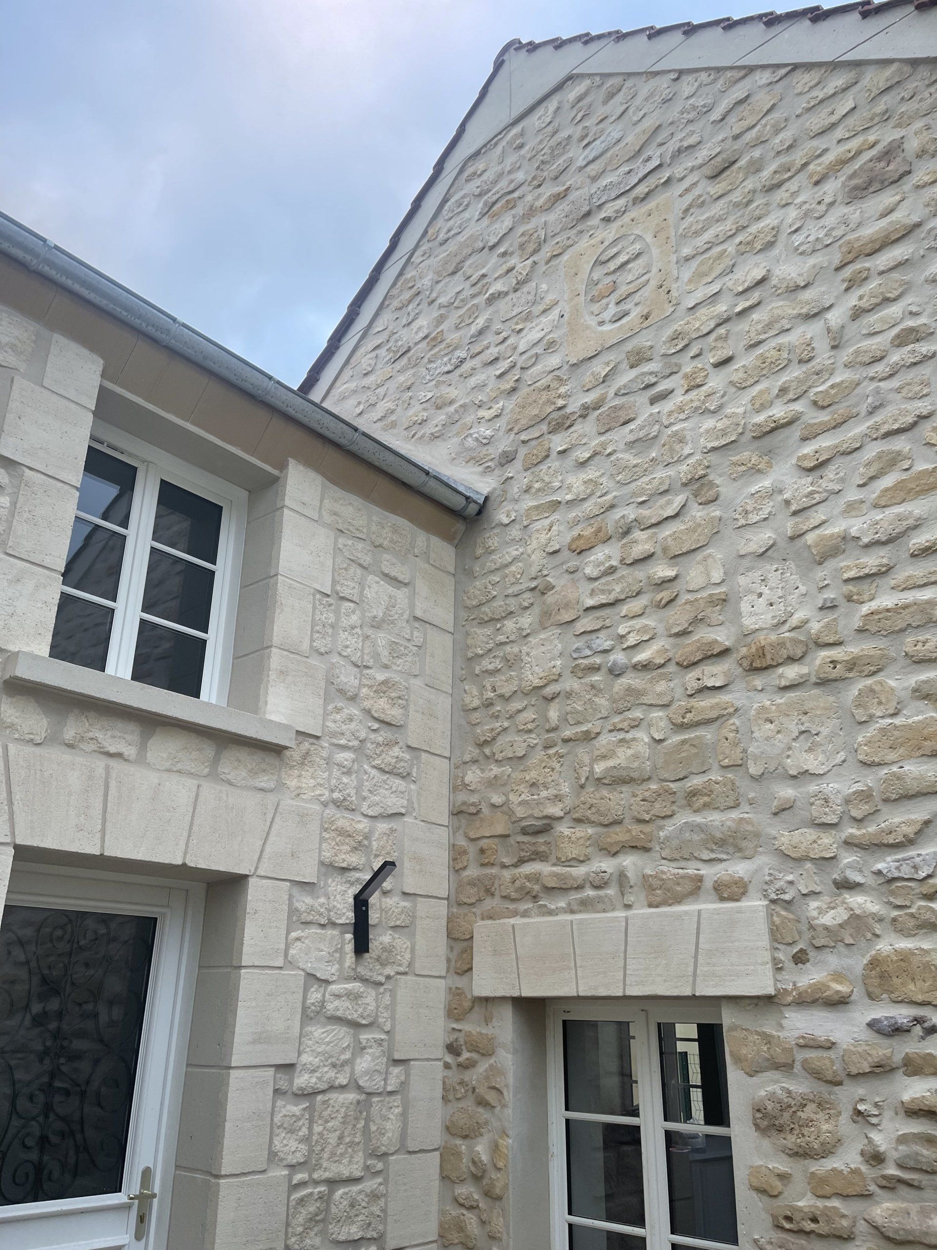 Ravalement de façade sur une maison en pierre