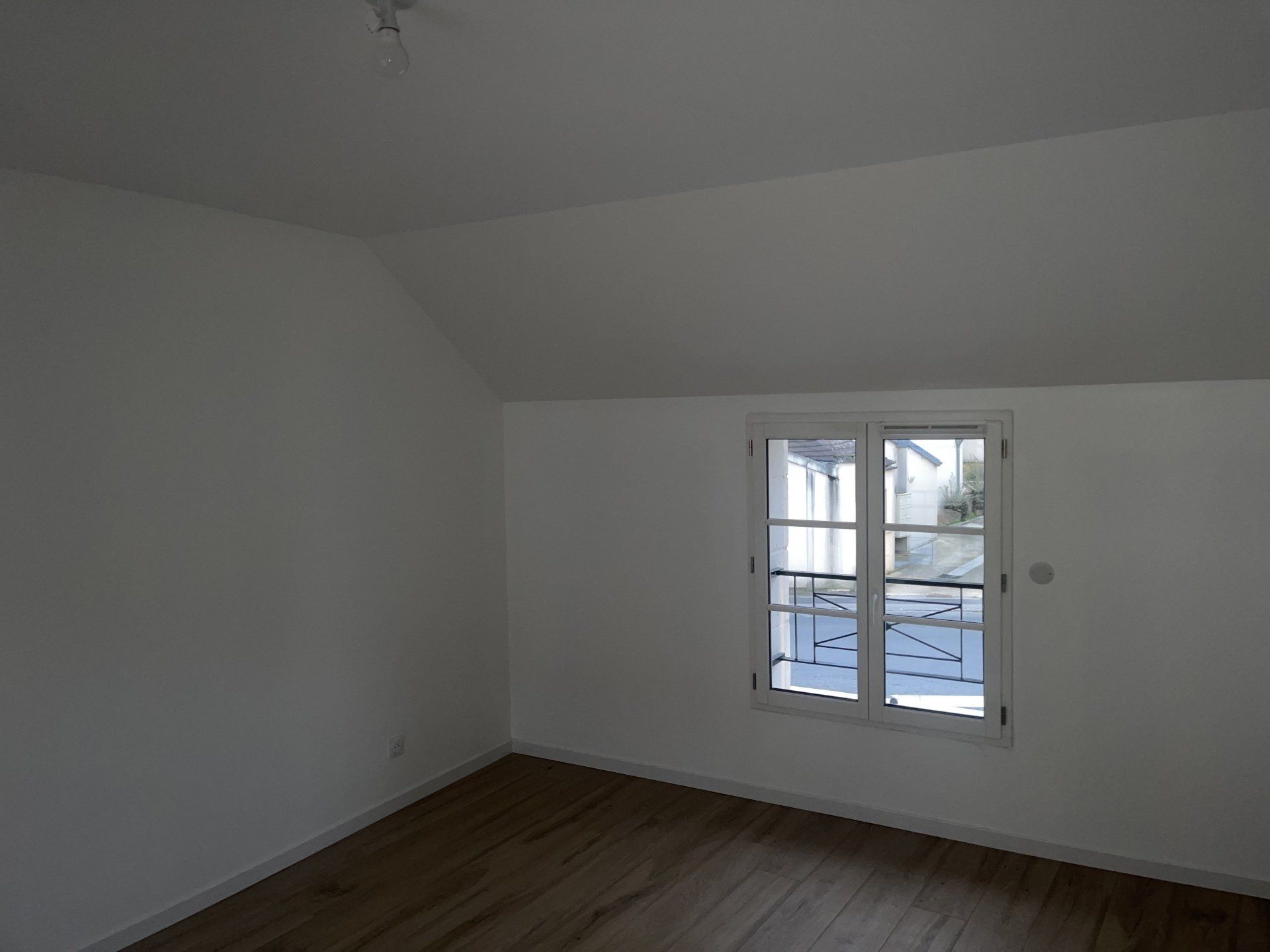 Revêtement mural dans une pièce avec fenêtre