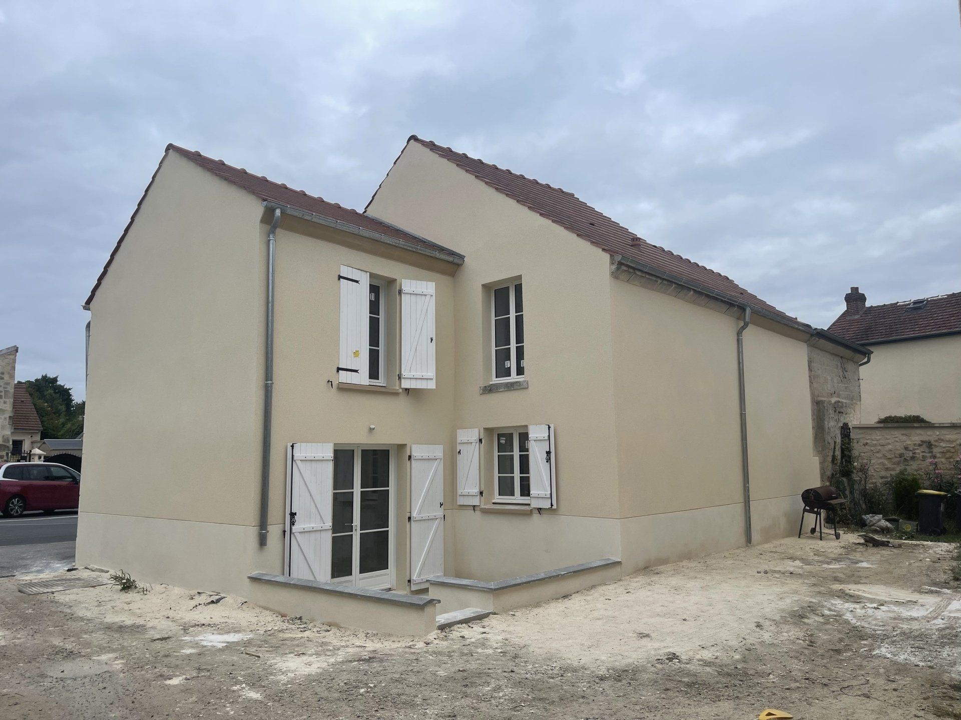 Maison avec des volets blancs