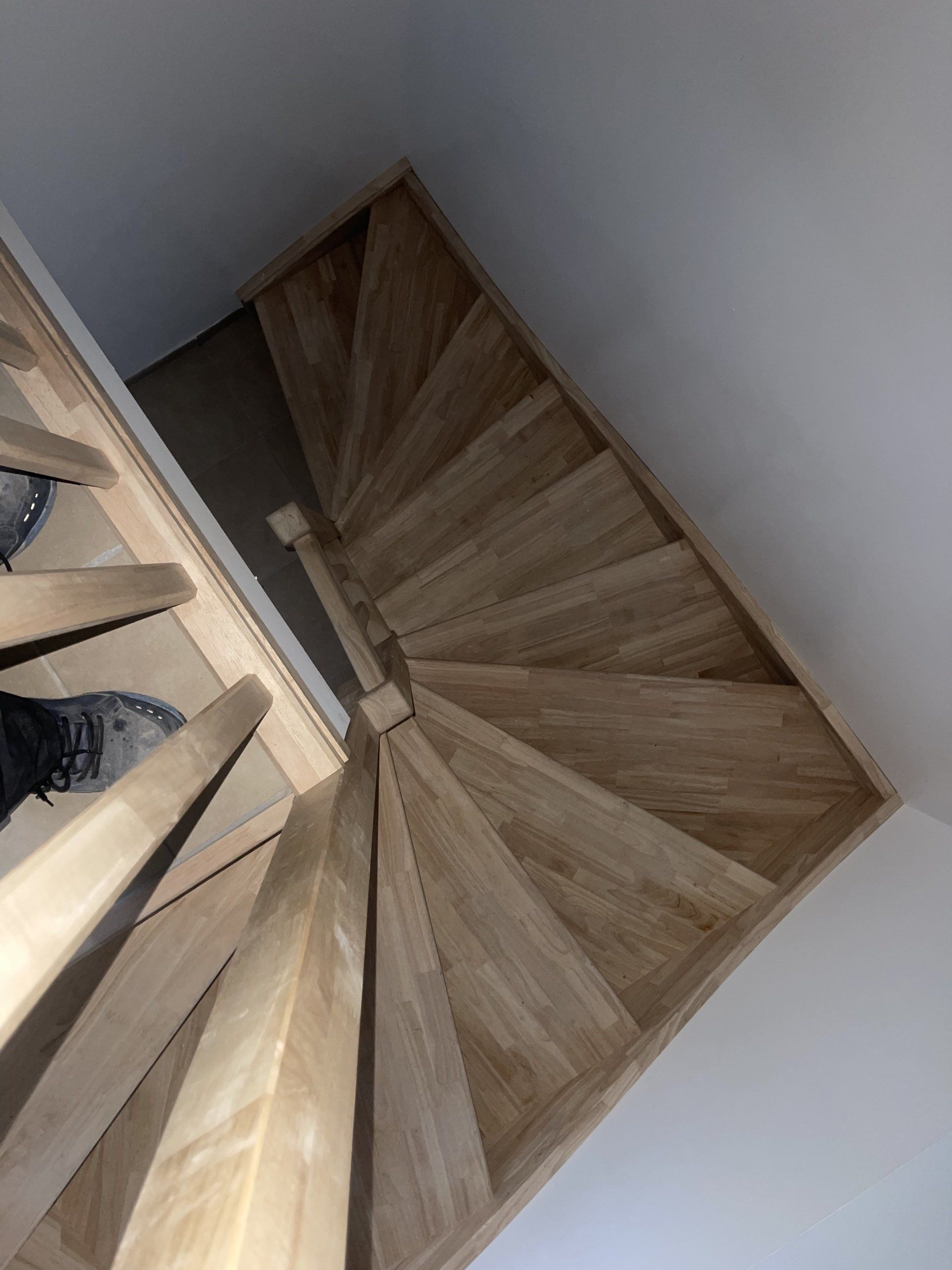 Escaliers en bois avec un angle