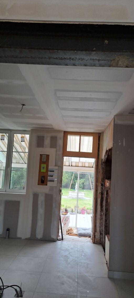 Travail de plaquage dans l'entrée d'une maison