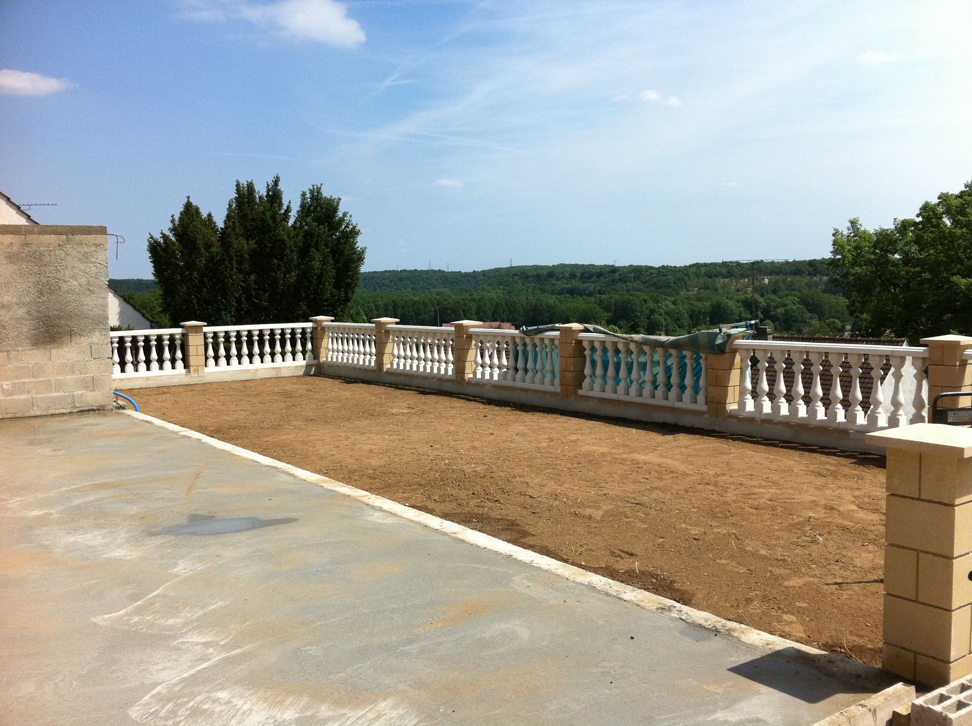 Terre végétale étendue devant la terrasse