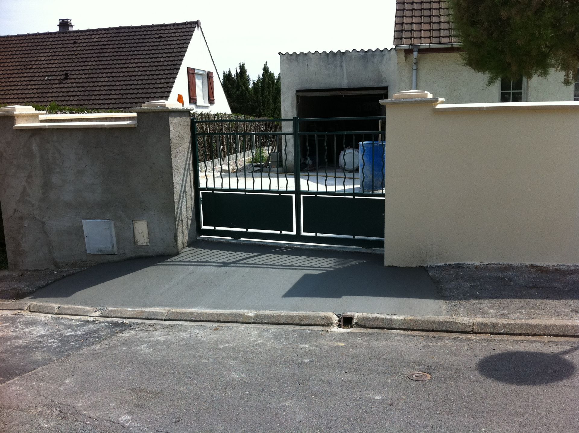 Installation d'un portail battant métallique