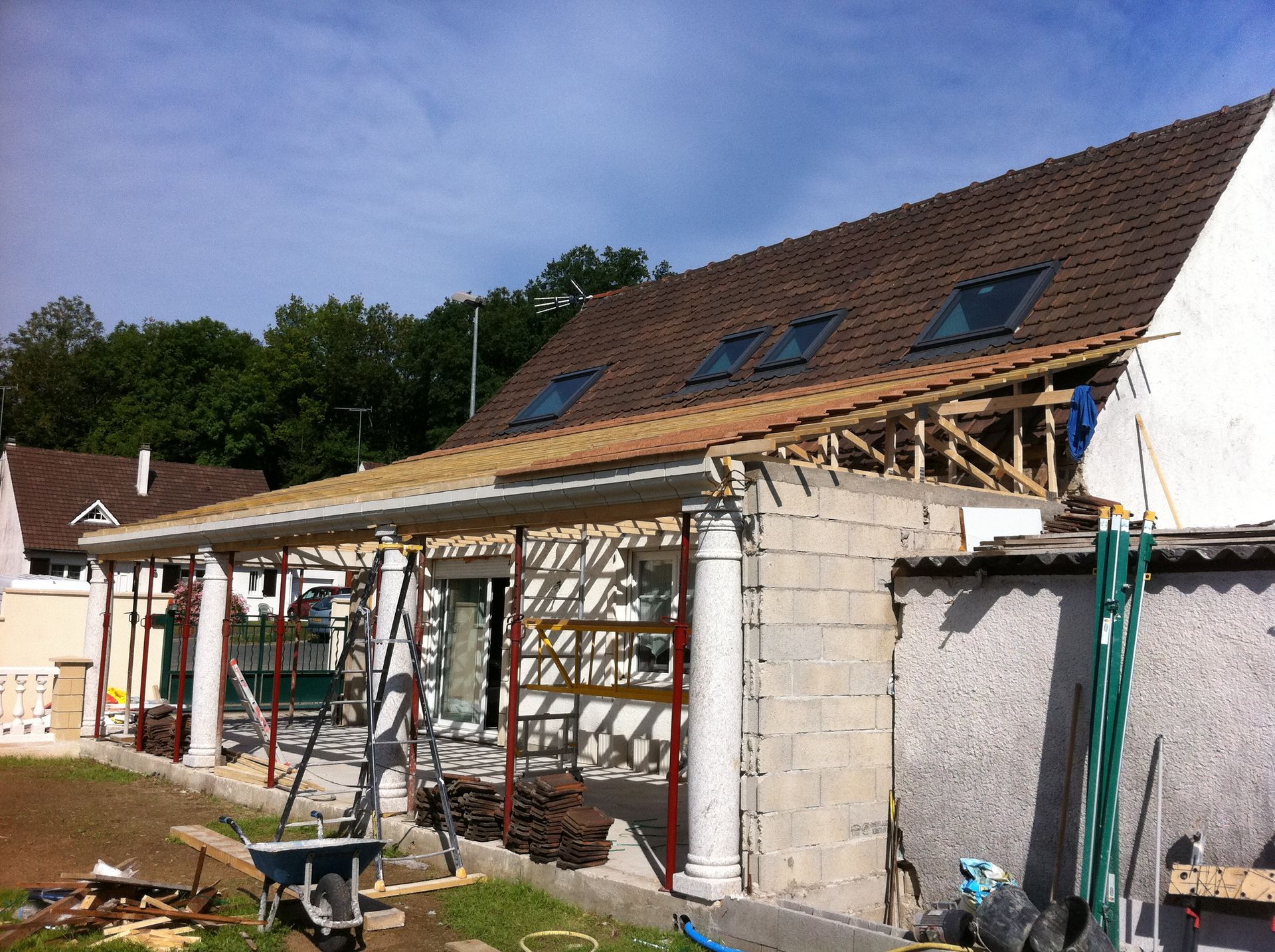 Travaux de couverture sur un auvent