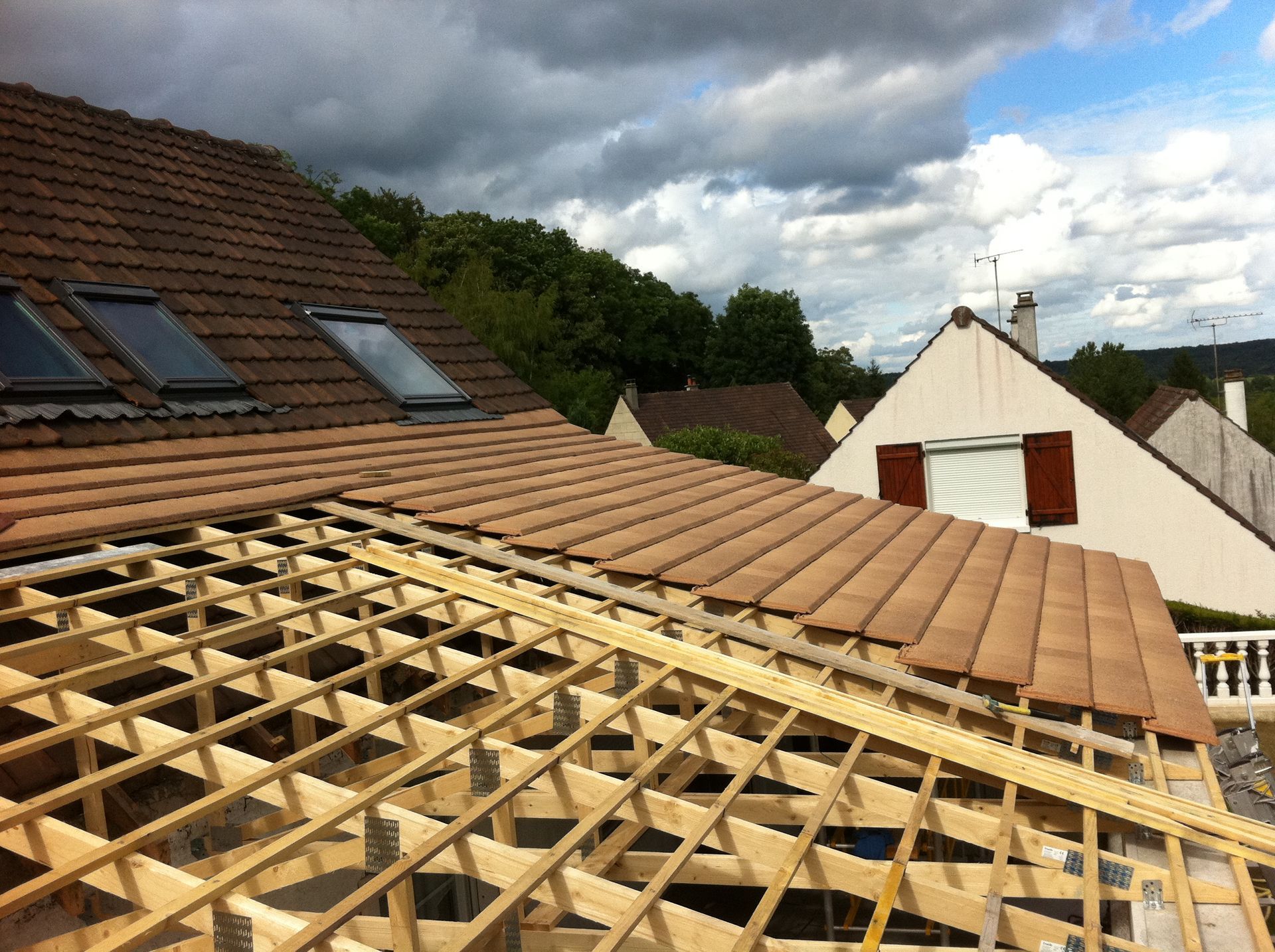 Pose de tuiles plates sur une toiture