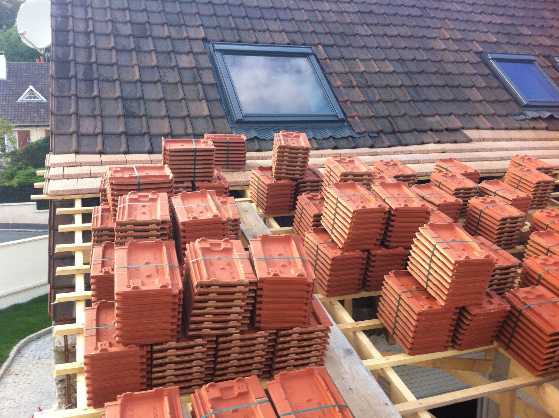 Pose de tuiles plates mécaniques sur un toit