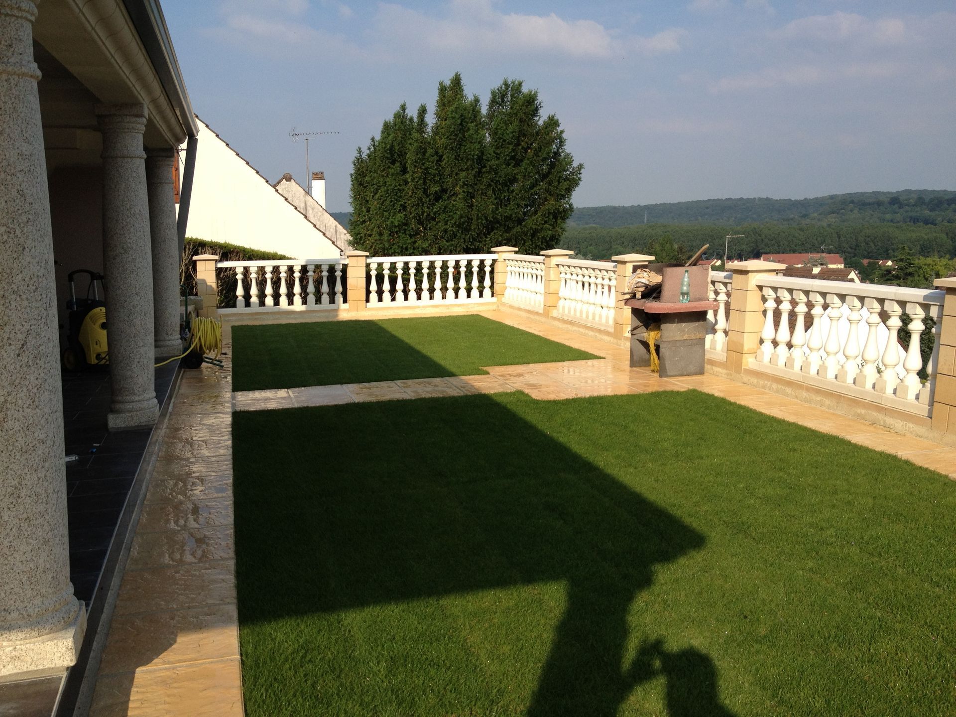 Terrasse avec gazon artificiel et barbecue
