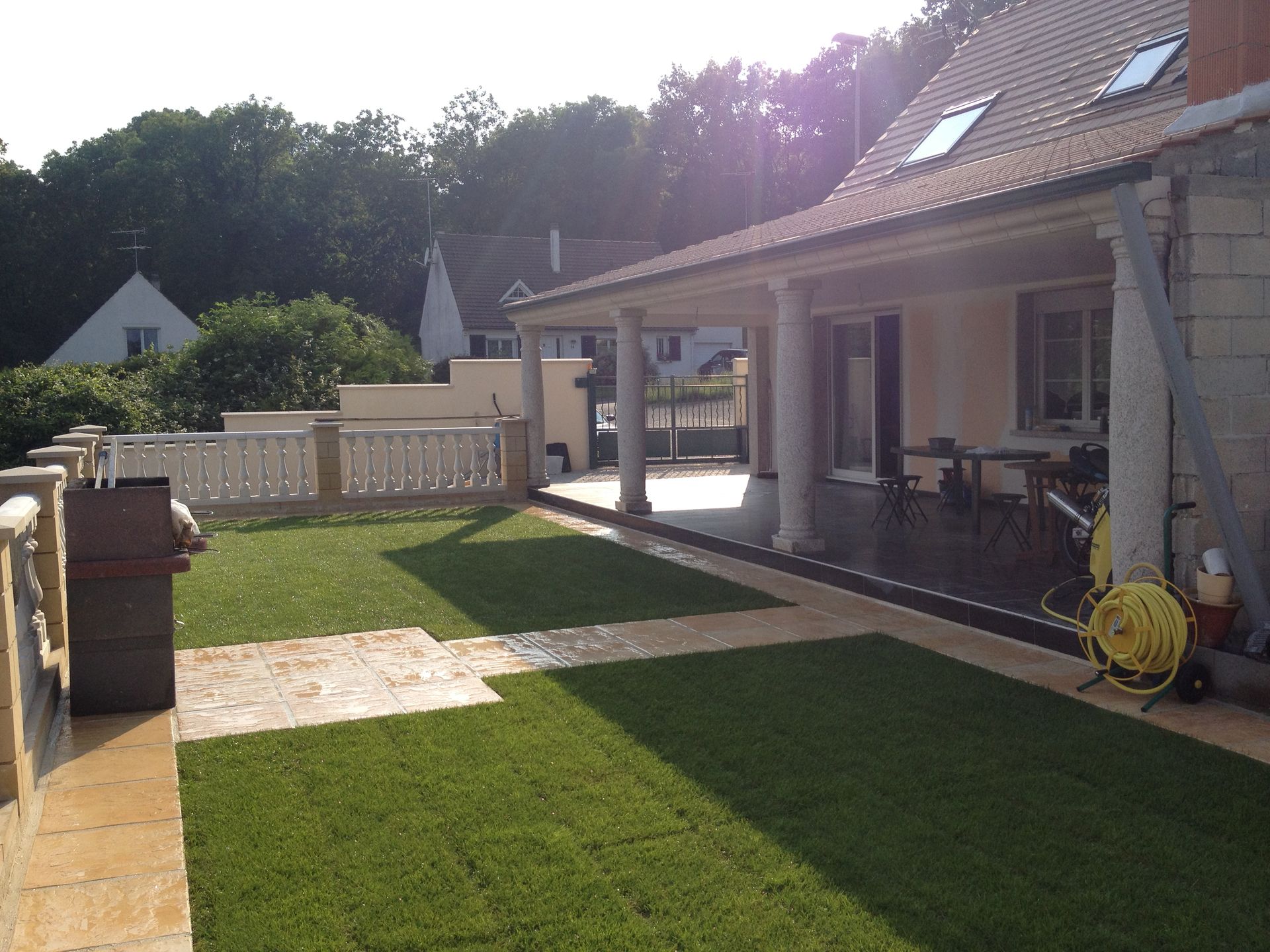 Terrasse aménagée avec espace engazonné