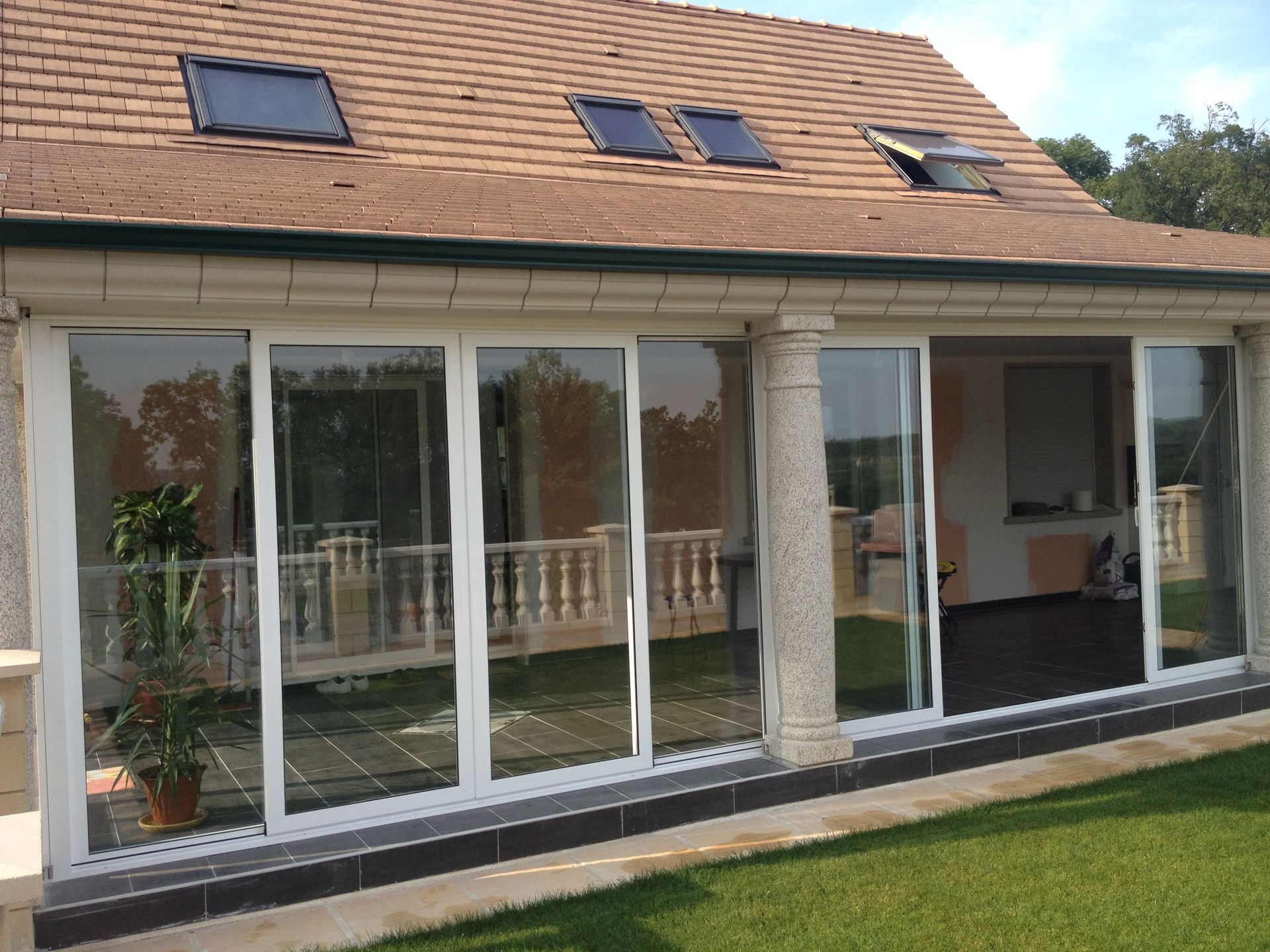 Maison avec une baie vitrée