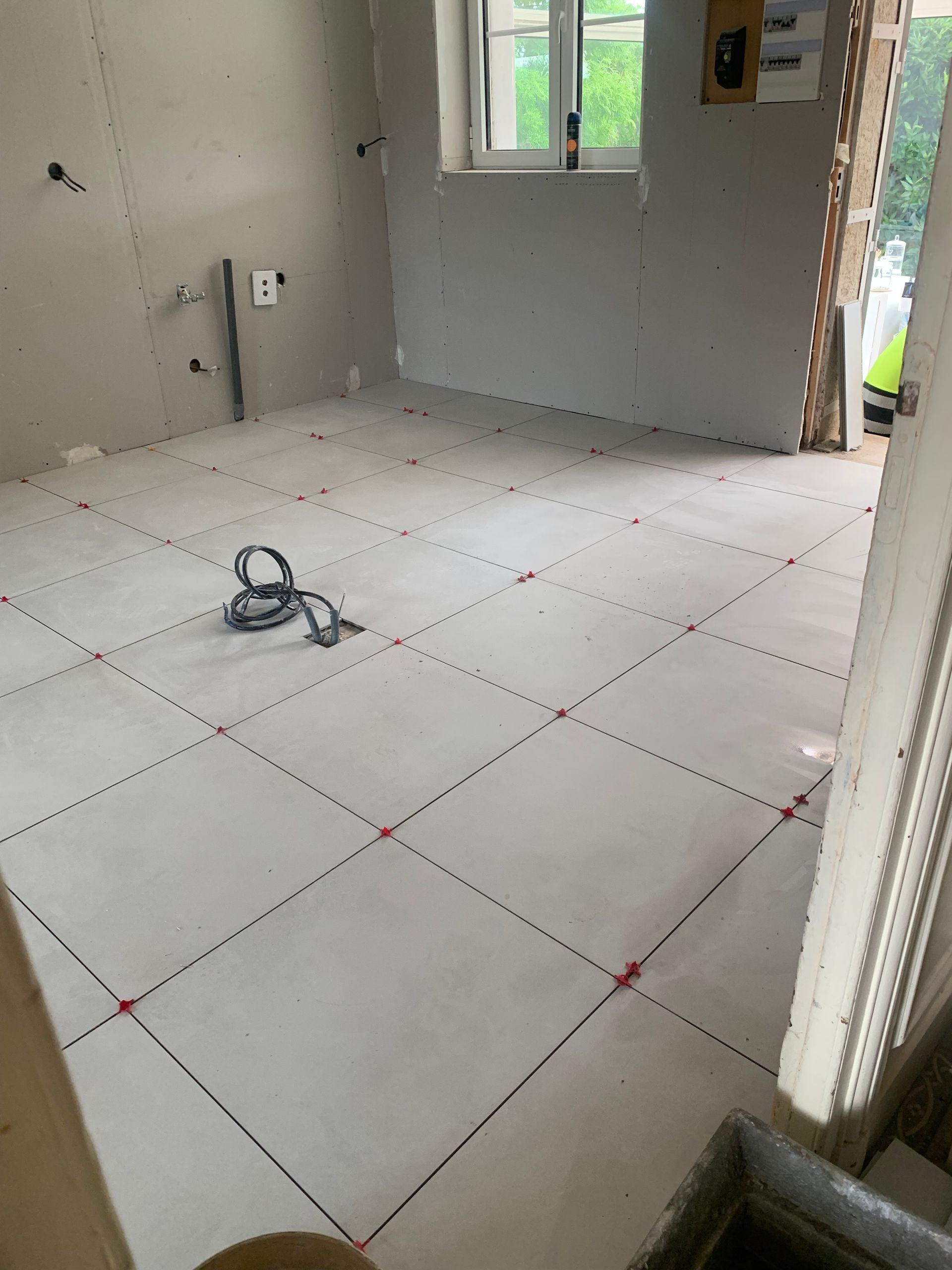 Pose de carrelage scellé dans une cuisine