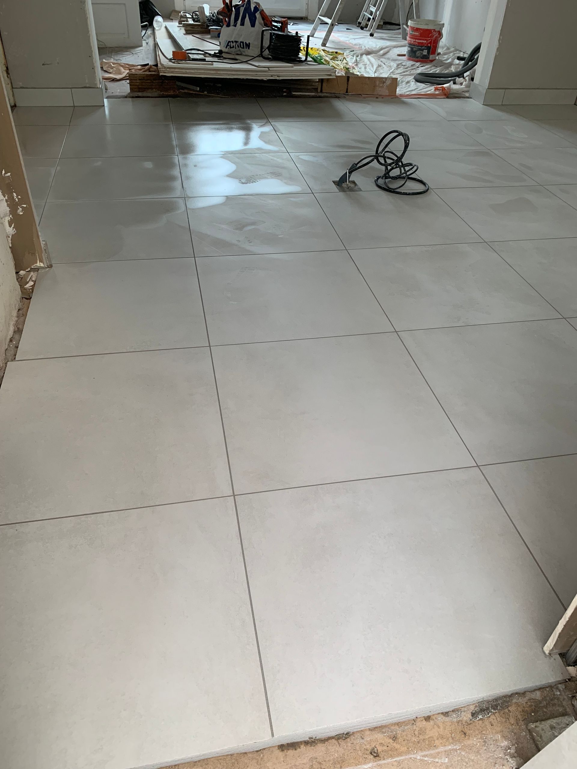 Pose de carrelage scellé dans la chappe