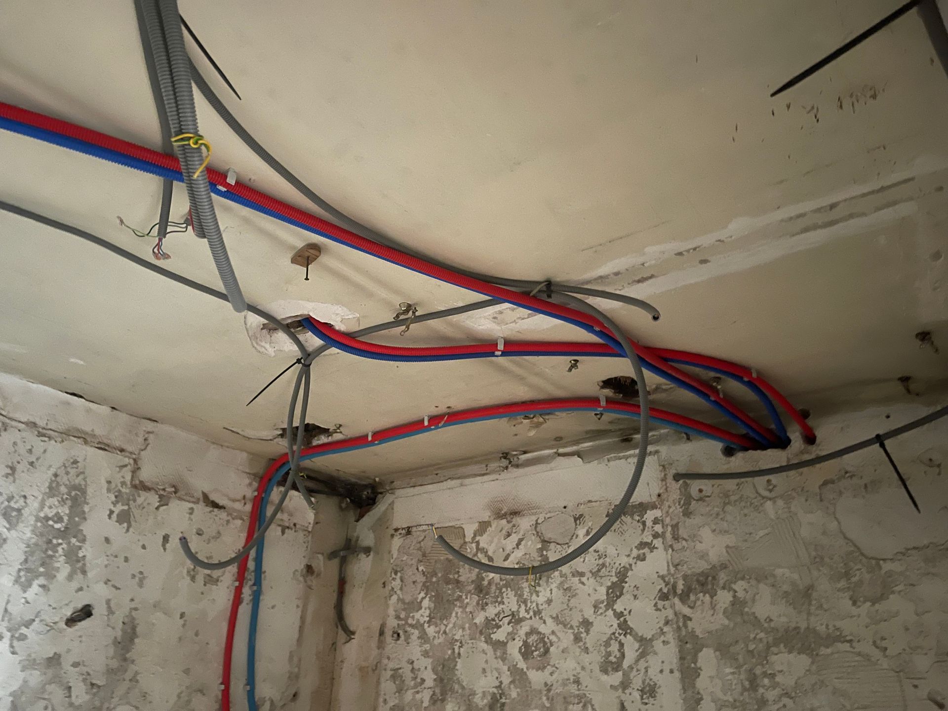 Passage de gaines électriques sous plancher