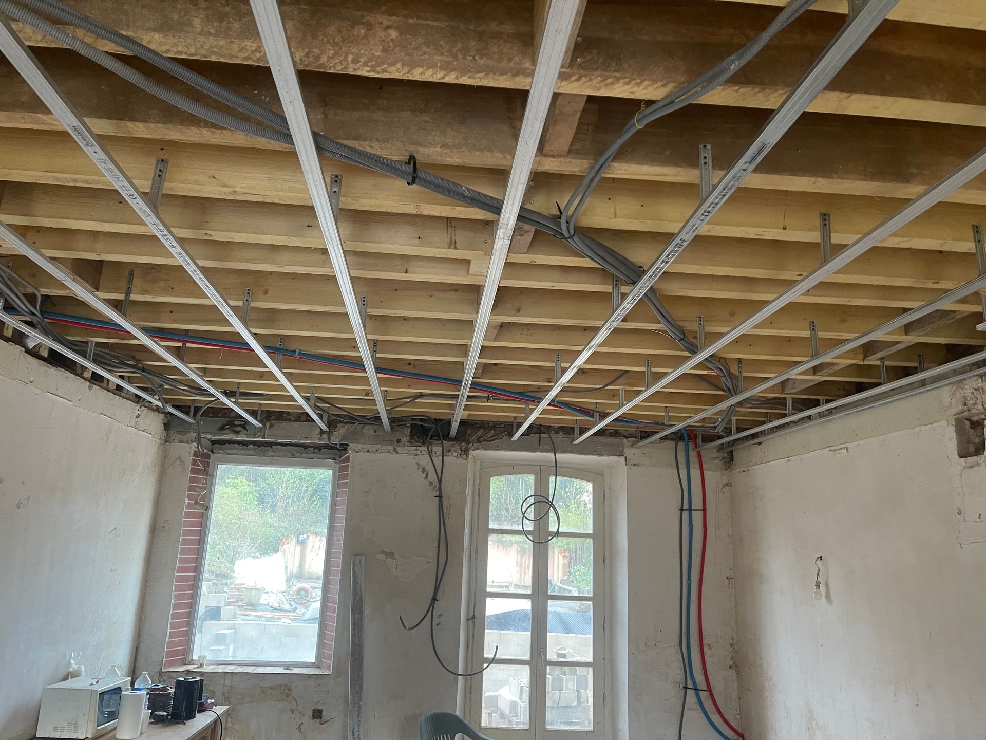 Raillage et câblage du plafond avant plaquage