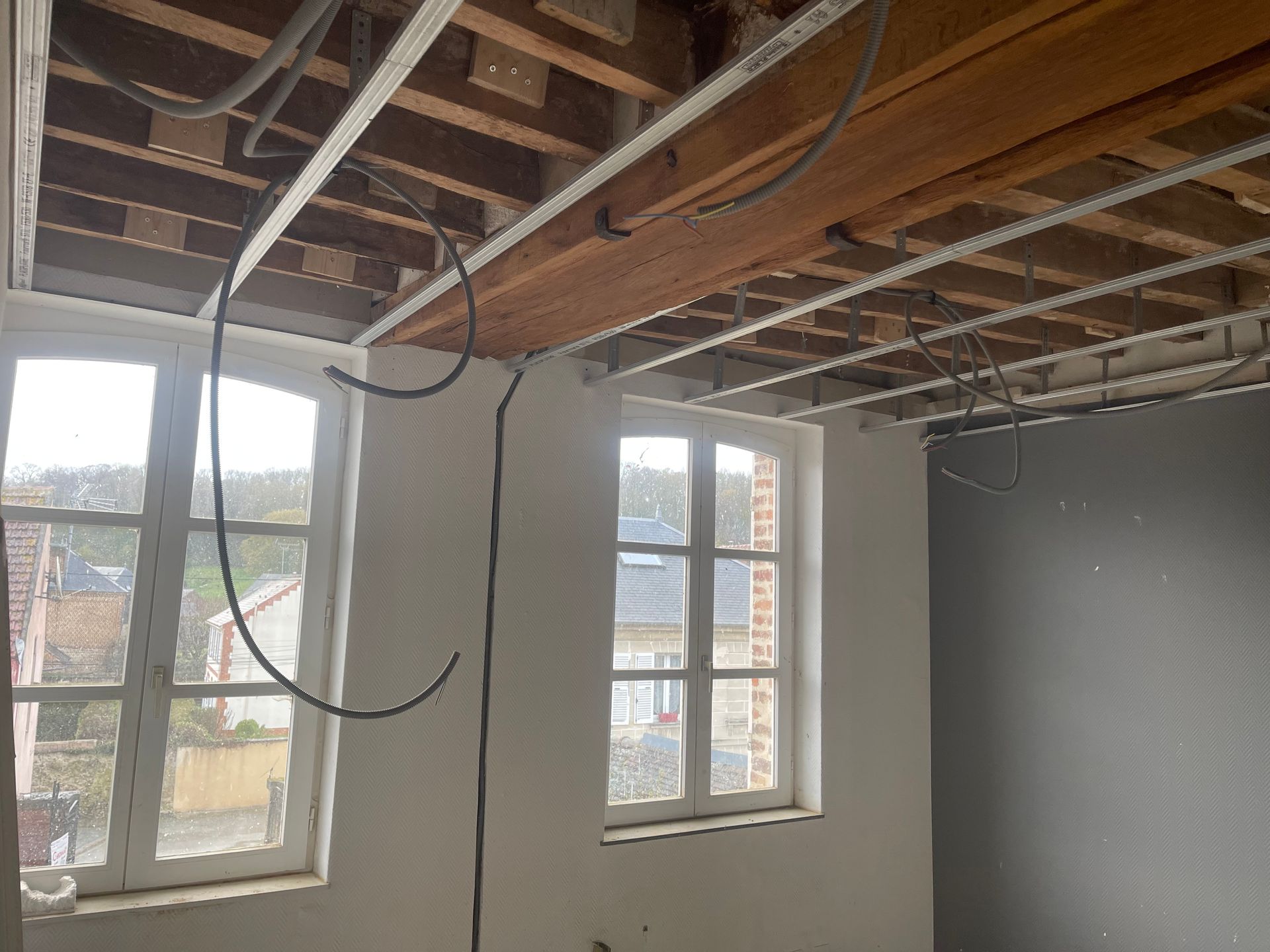 Fixation des câbles et des rails avant pose des plaques de plâtre