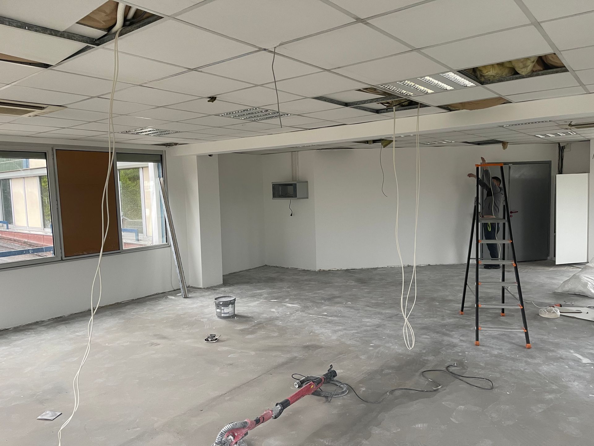 Réfection de l'électricité dans un faux-plafond avec dalles lumineuses