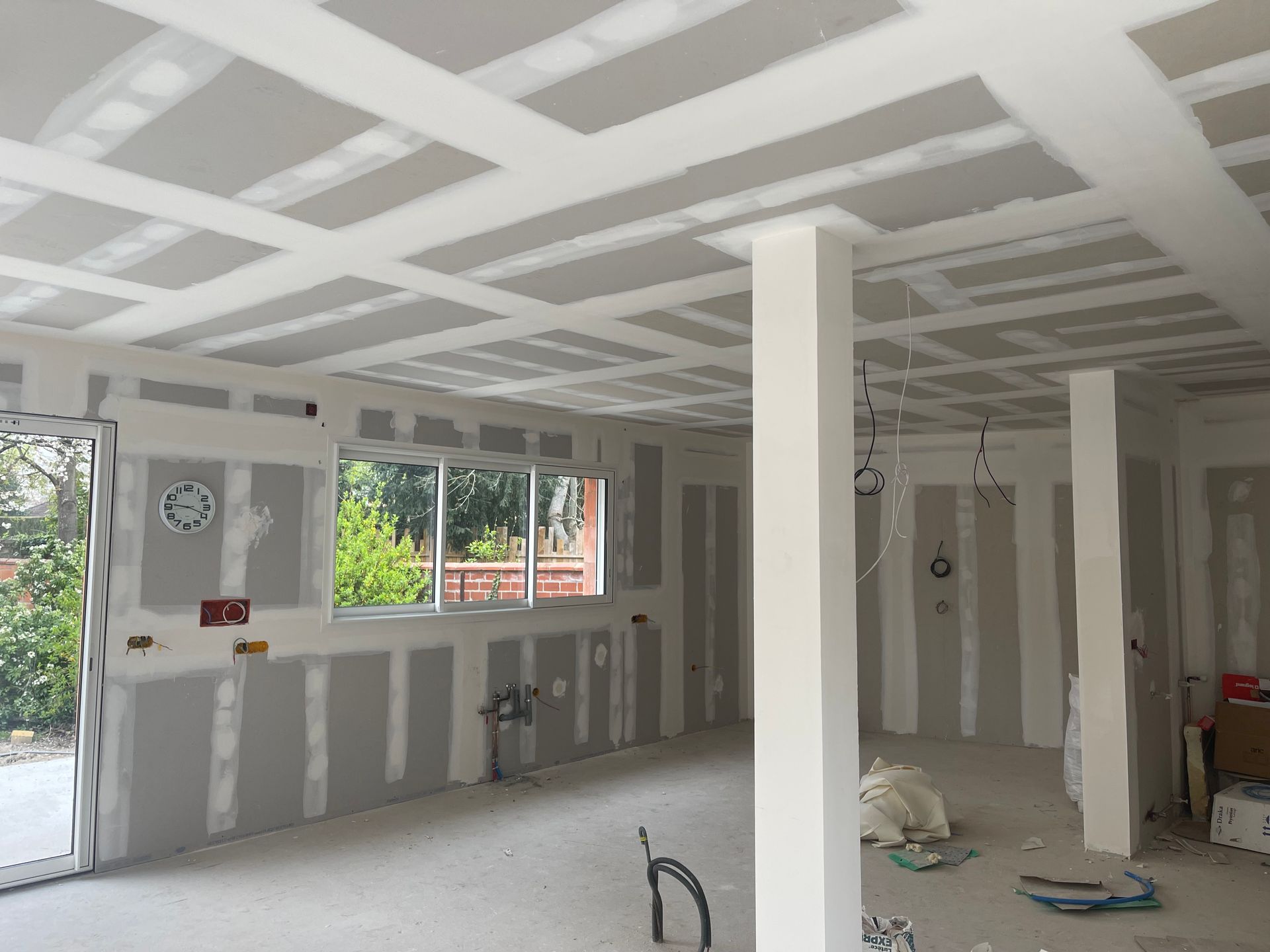 Plaques de plâtre posées, bandées et poncées aux murs et plafond