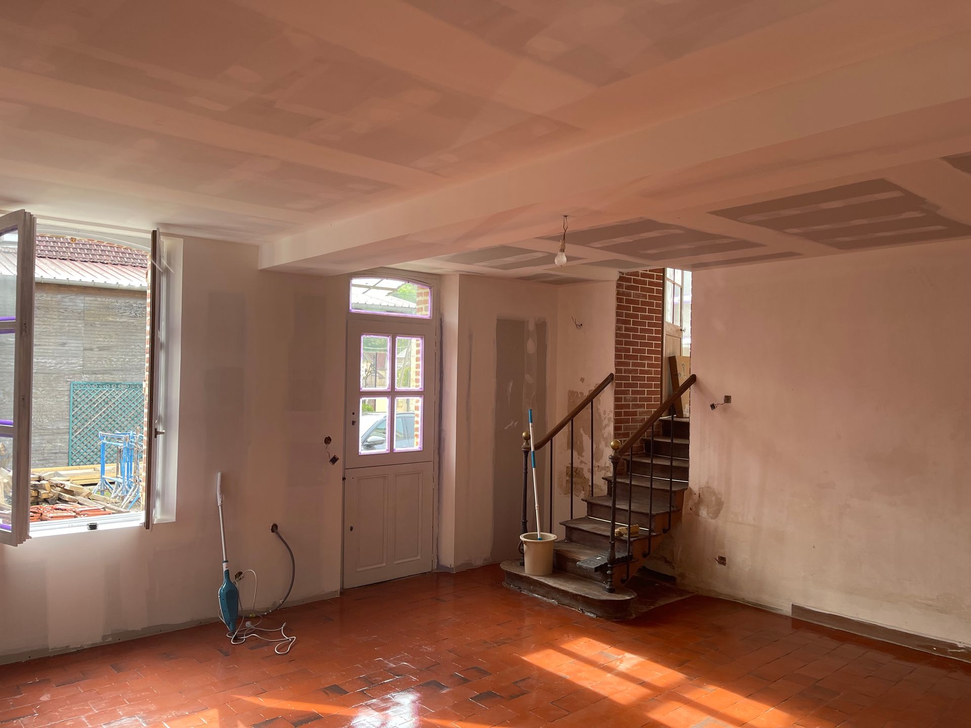 Ponçage des bandes du plafond dans une entrée