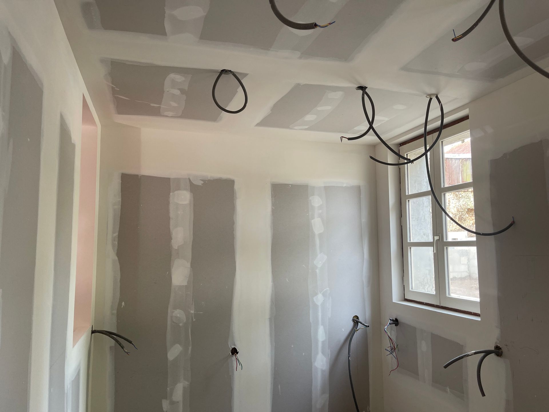 Petite pièce plaquée avec passage des câbles électriques