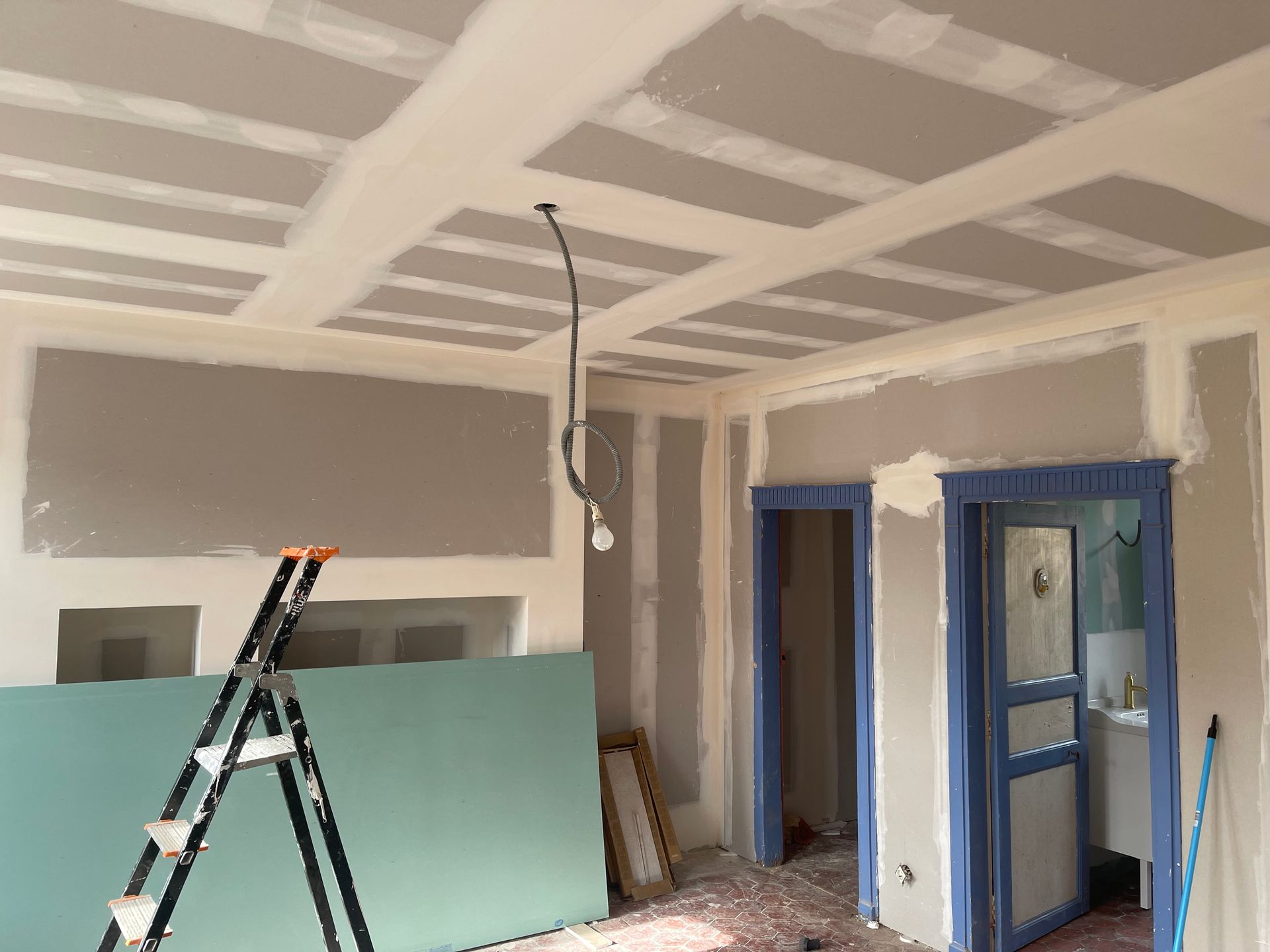 Travail en cours sur le plafond en plaques de plâtre