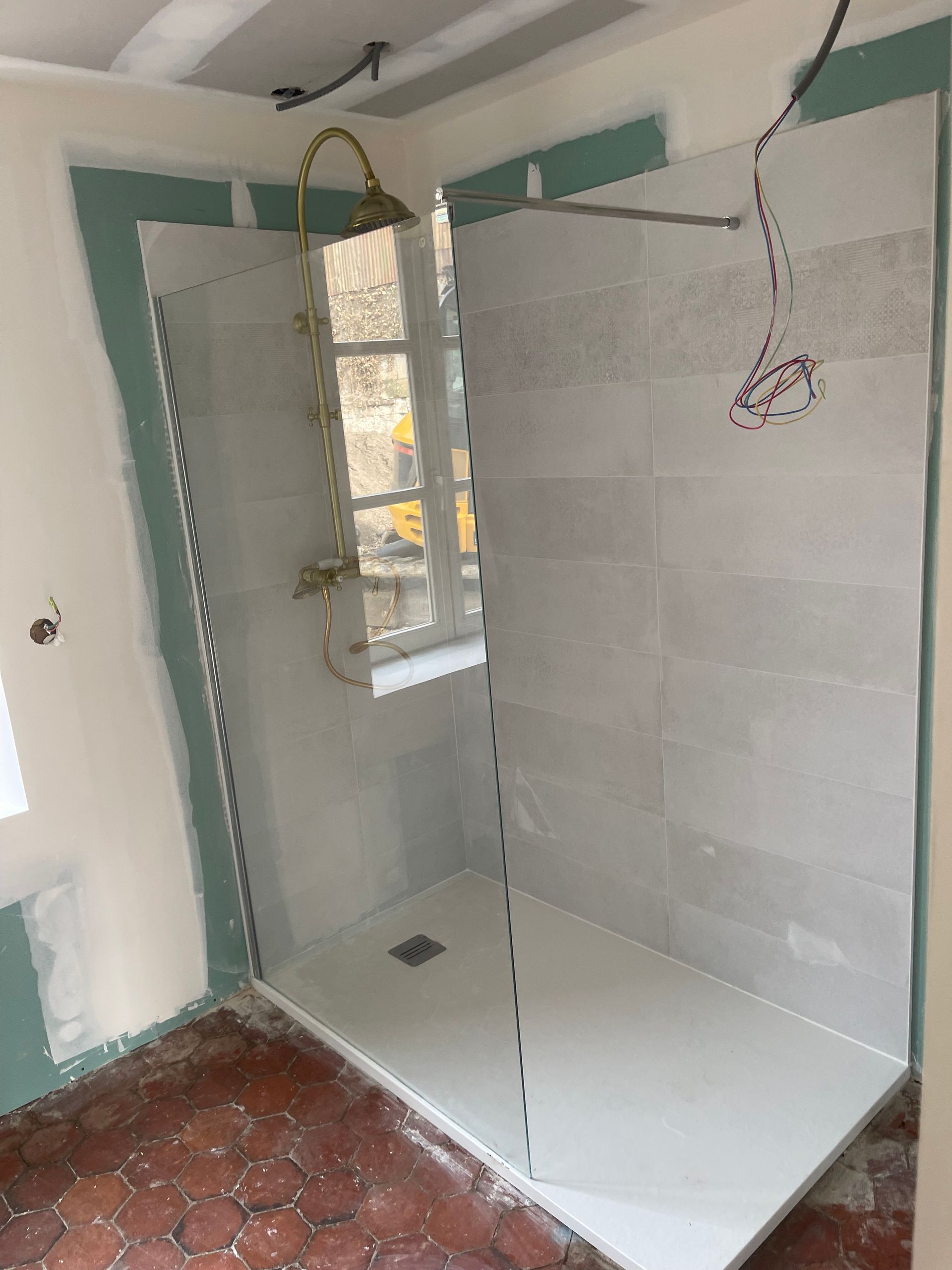 Plaques de plâtre spéciales pièce humide et douche à l'italienne