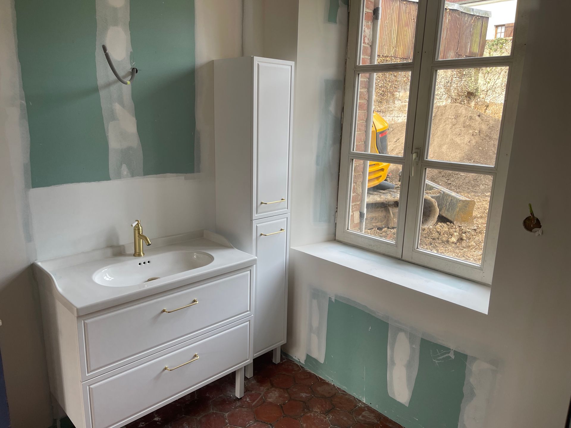 Meuble simple vasque dans une salle de bains en rénovation