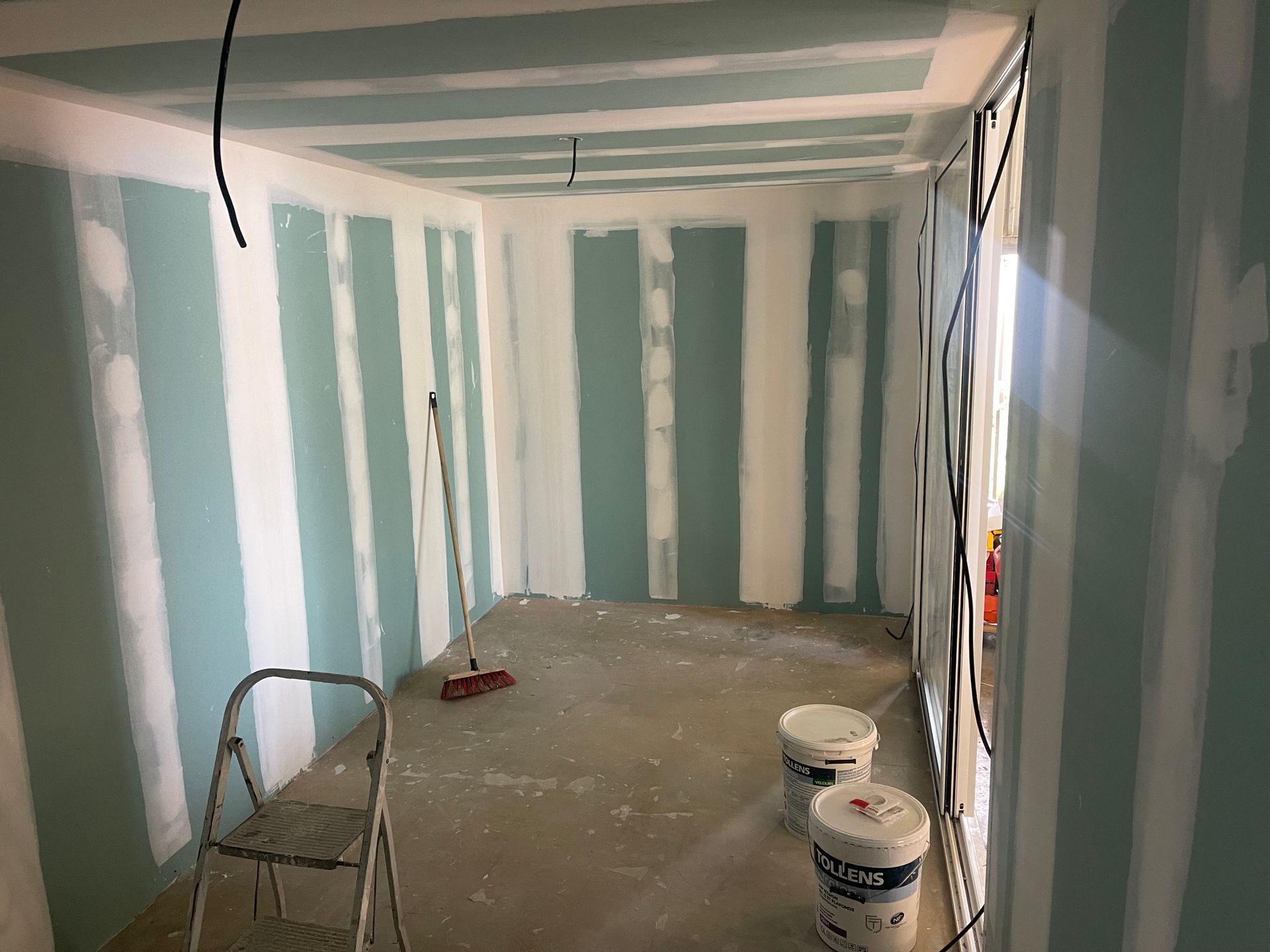 Plaques de plâtre hydrofuge avec bandes