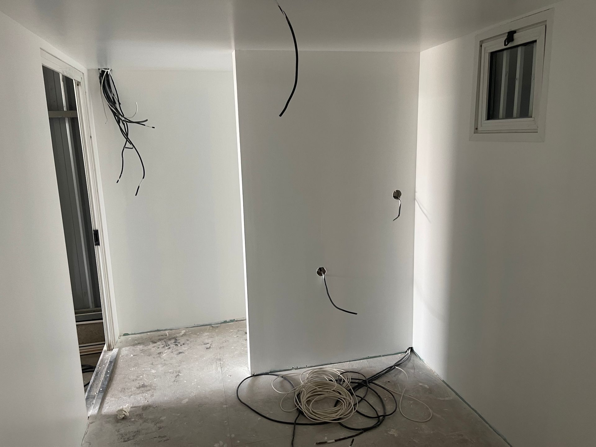 Plaques de plâtre avec gaines et fils électriques