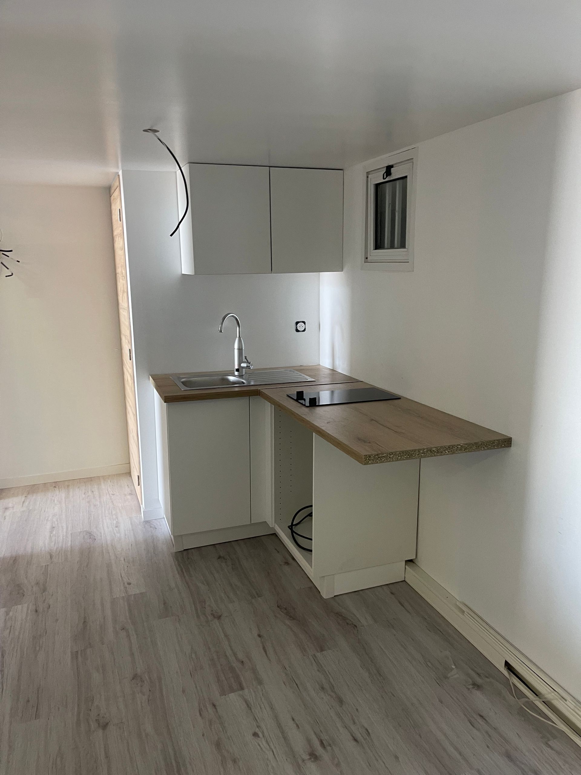 Pose d'un plan de travail en bois