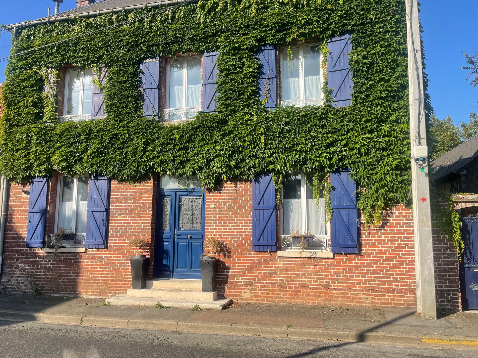 Maison avec volets en bois bleus
