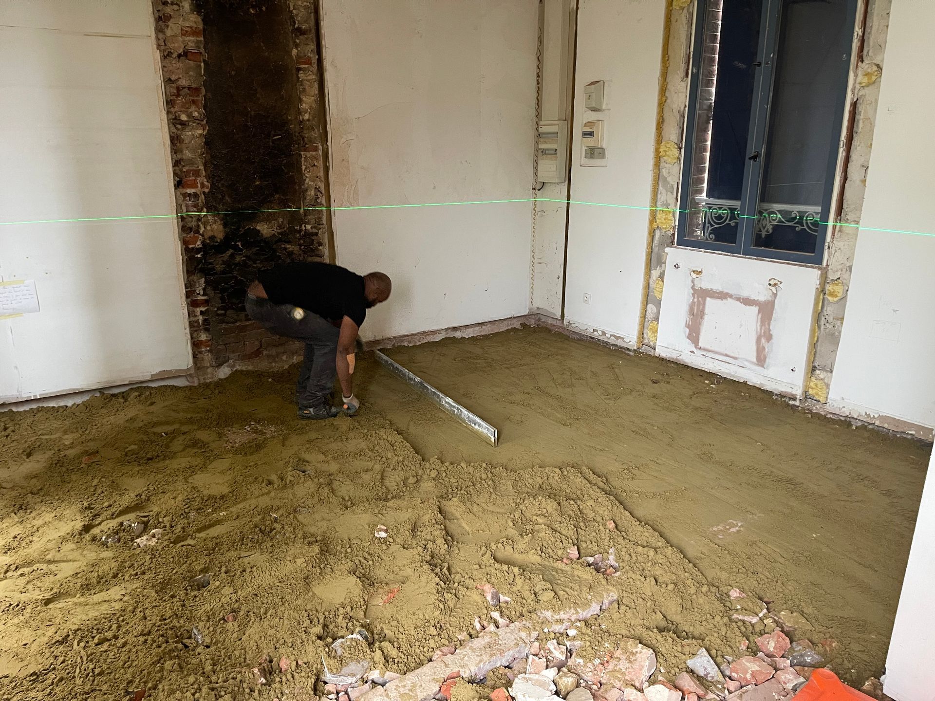 Nivellement du sol d'une maison avec du sable avant la dalle