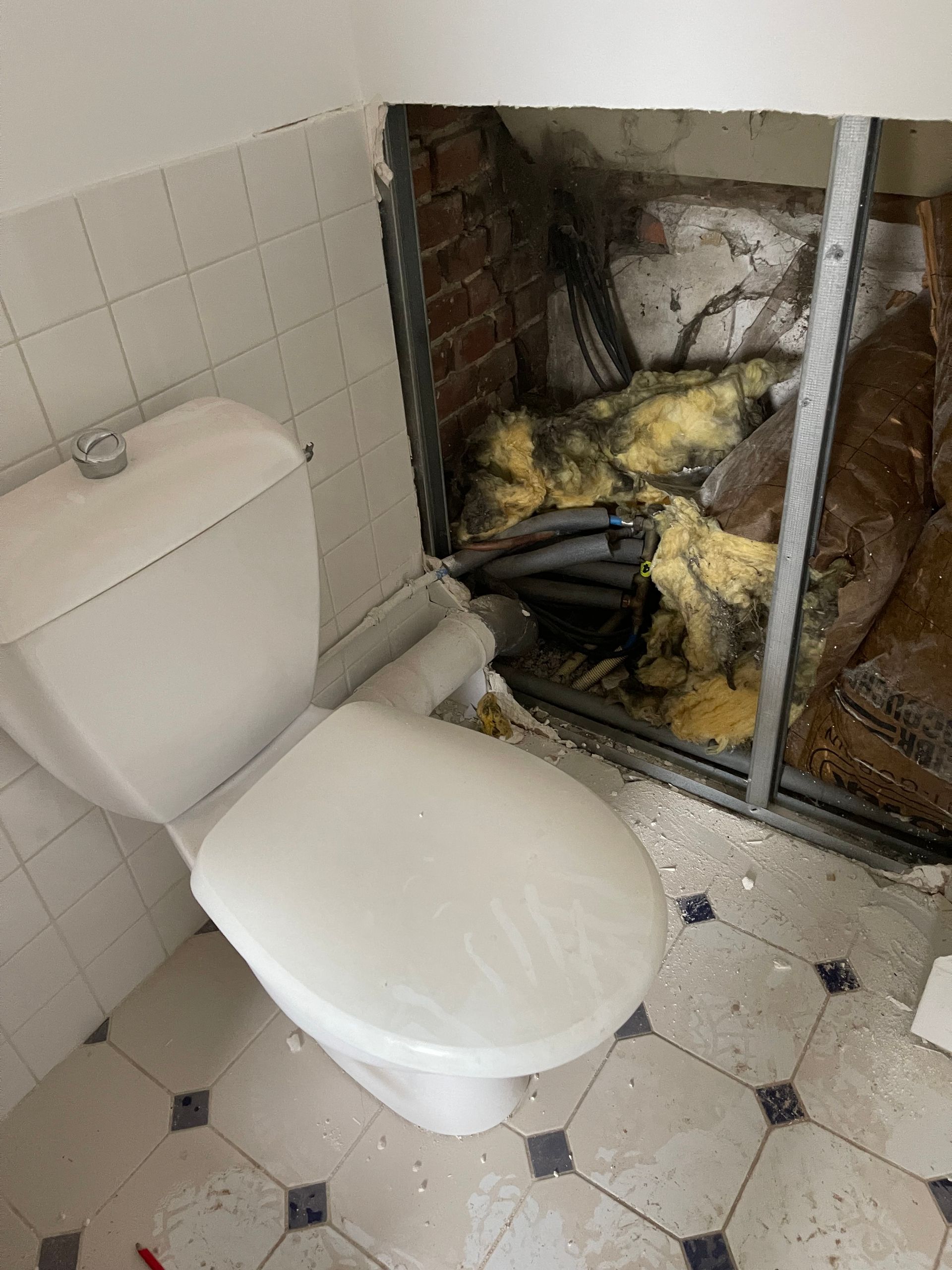 Réfection de l'arrivée et de l'évacuation d'eau de toilettes