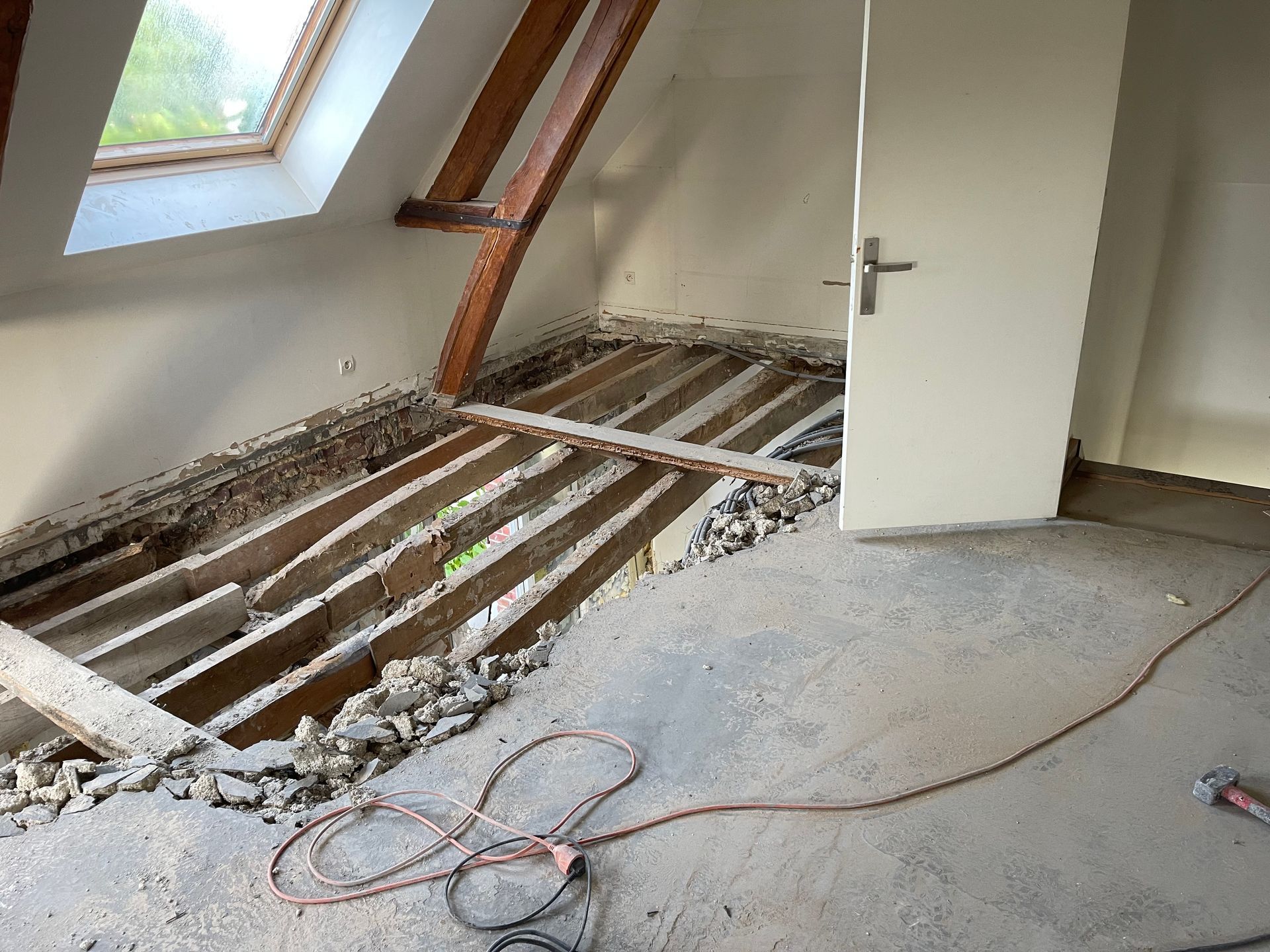 Démontage du plancher en bois des combles