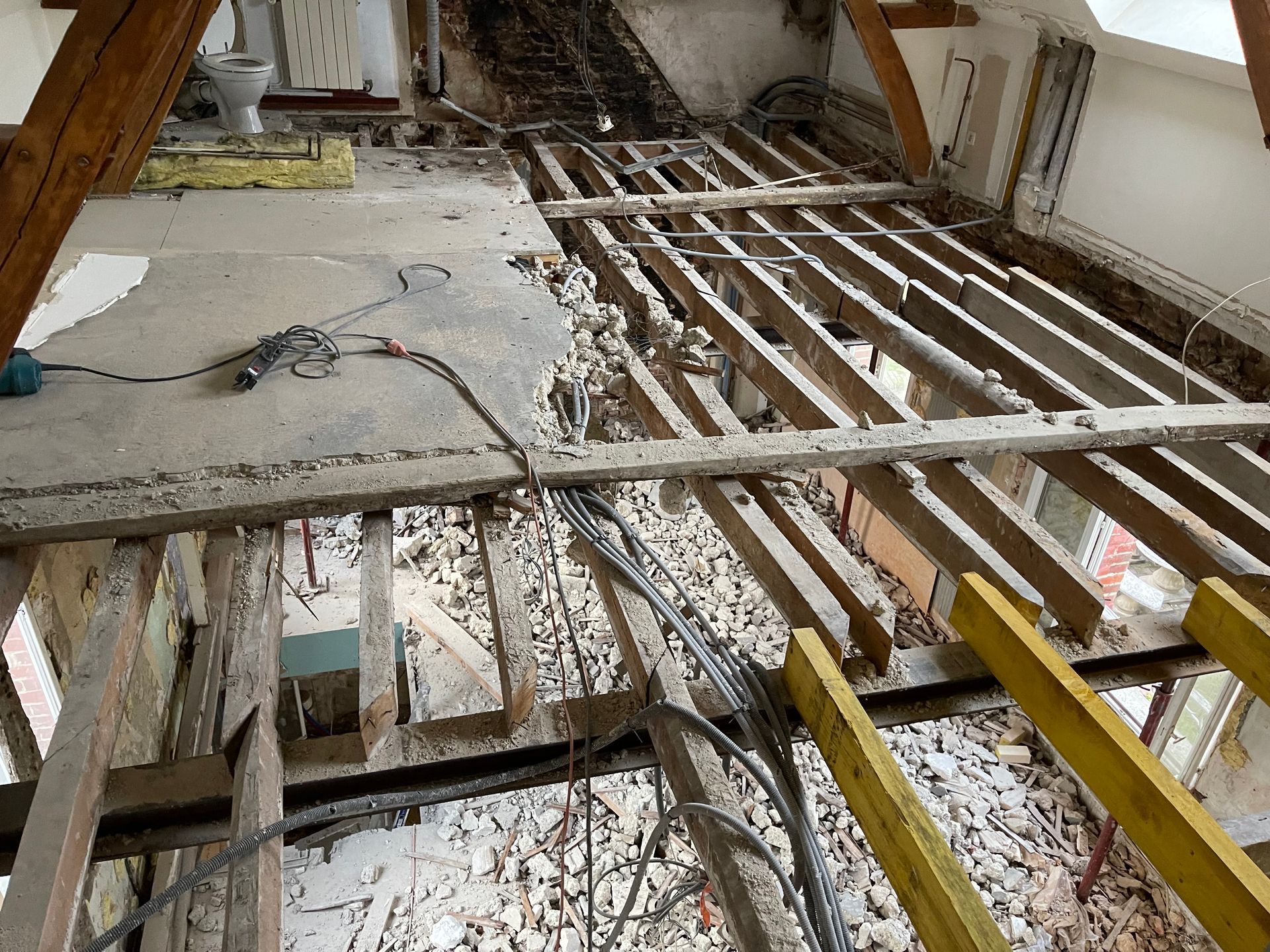 Démontage en cours d'un vieux plancher de combles