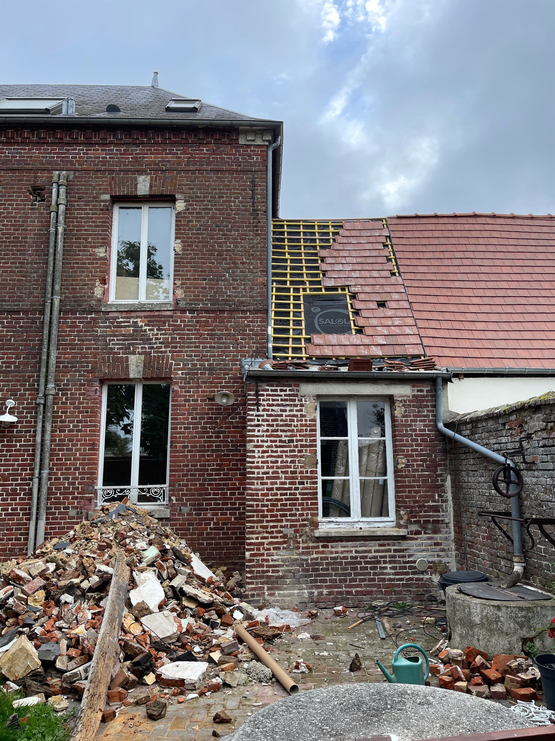 Rénovation en cours de toiture en tuiles plates