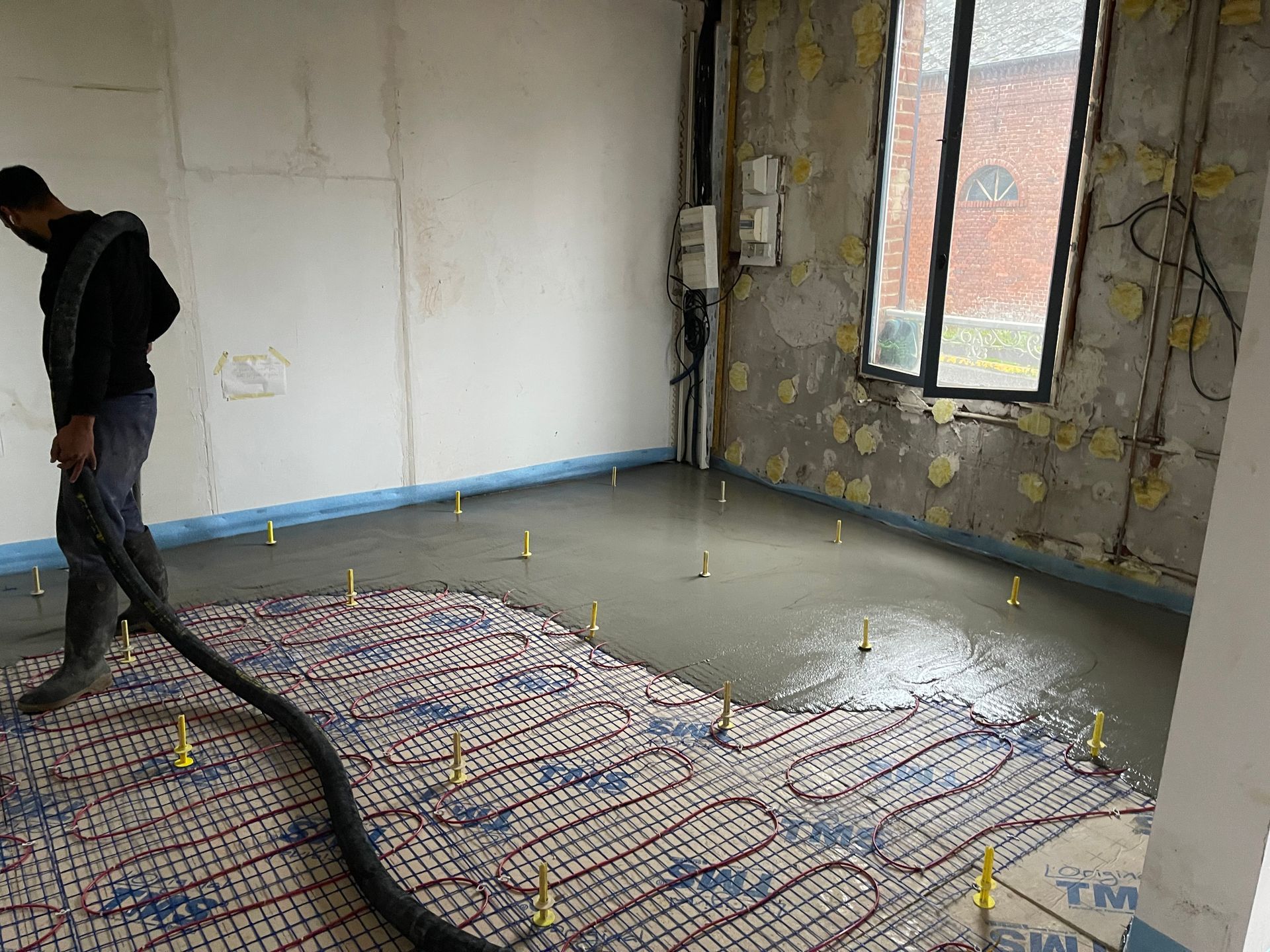 Coulage de la chappe liquide sur serpentins de plancher chauffant