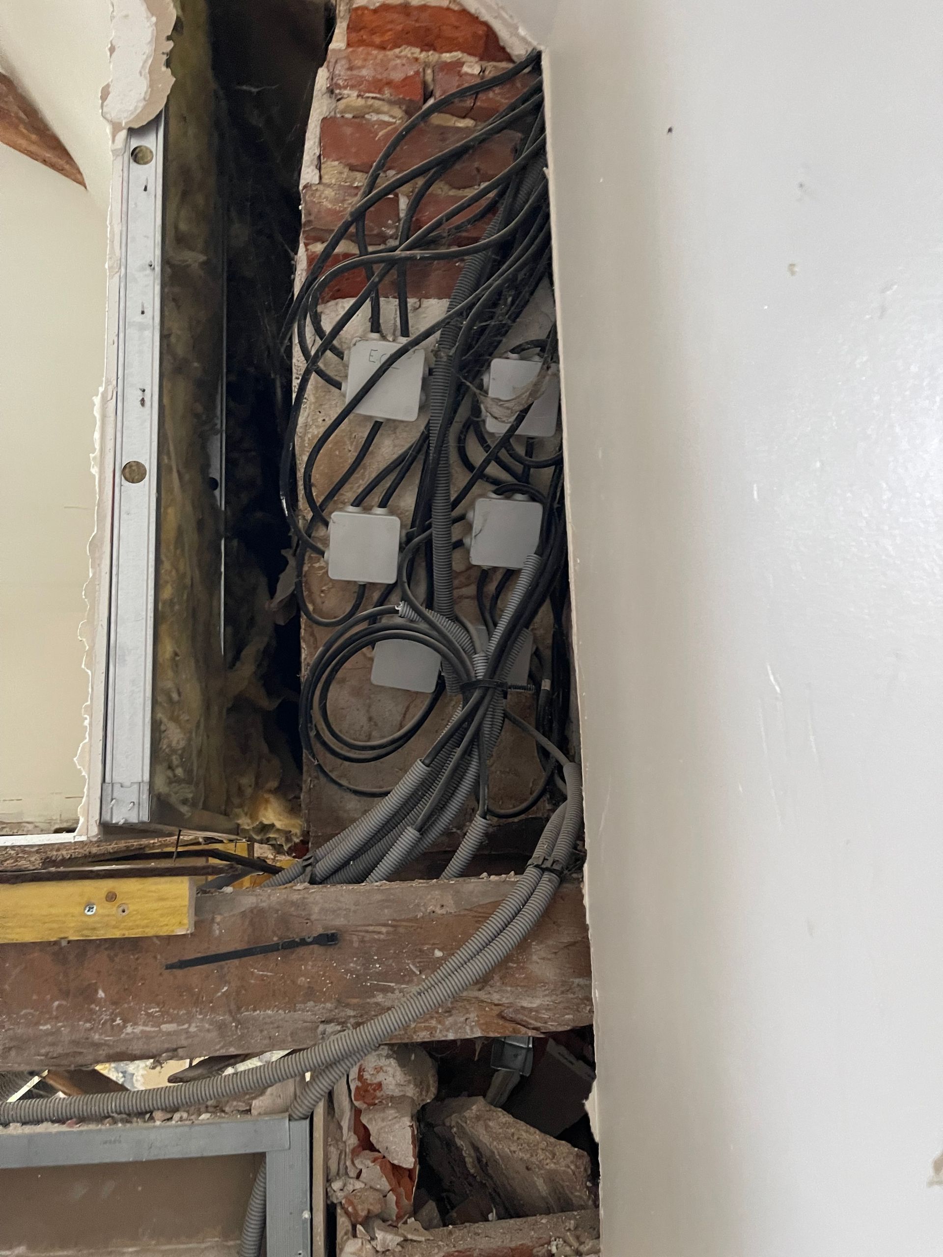 Câbles électriques et boitiers étanches