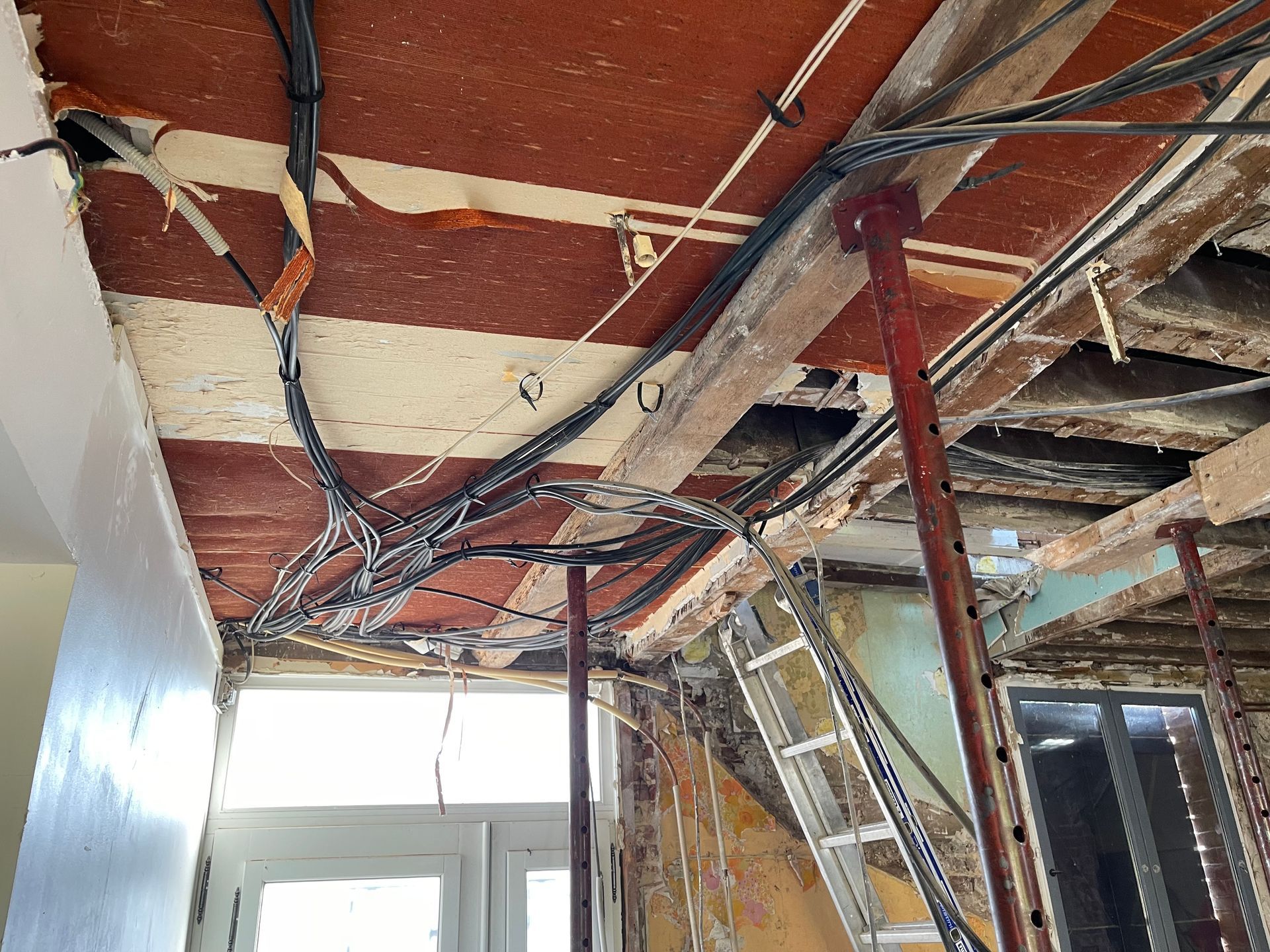 Câbles électriques fixés avant plaquage