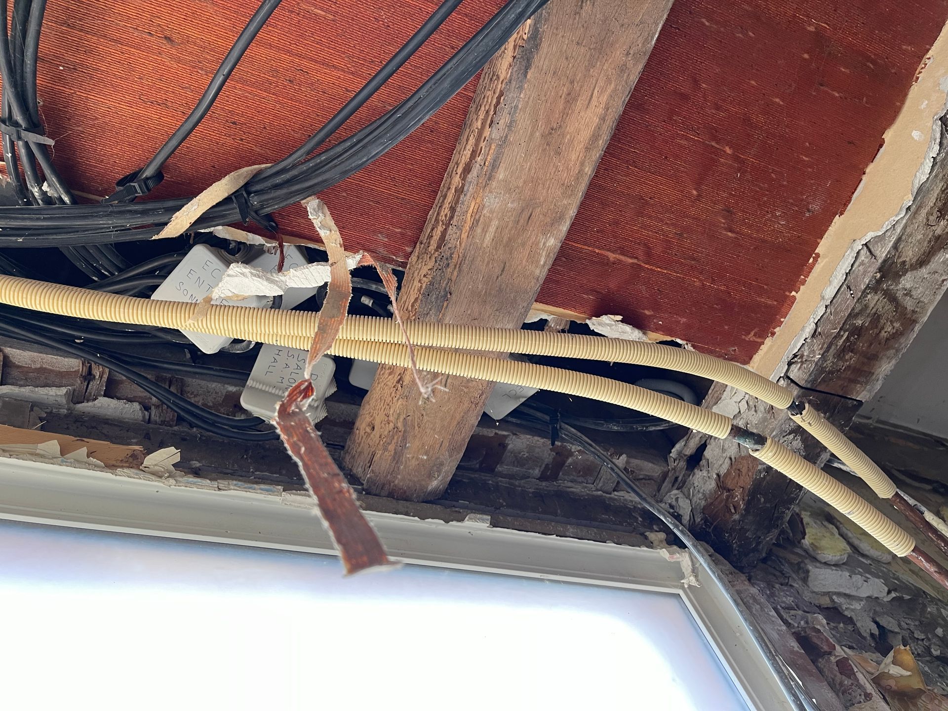 Fixation des câbles électriques au plafond