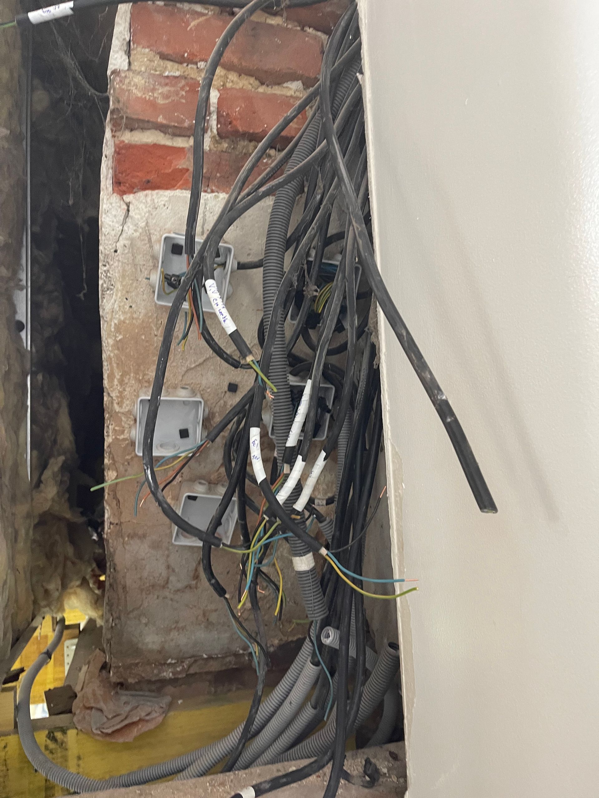 Passage des câbles dans les gaines d'électricité