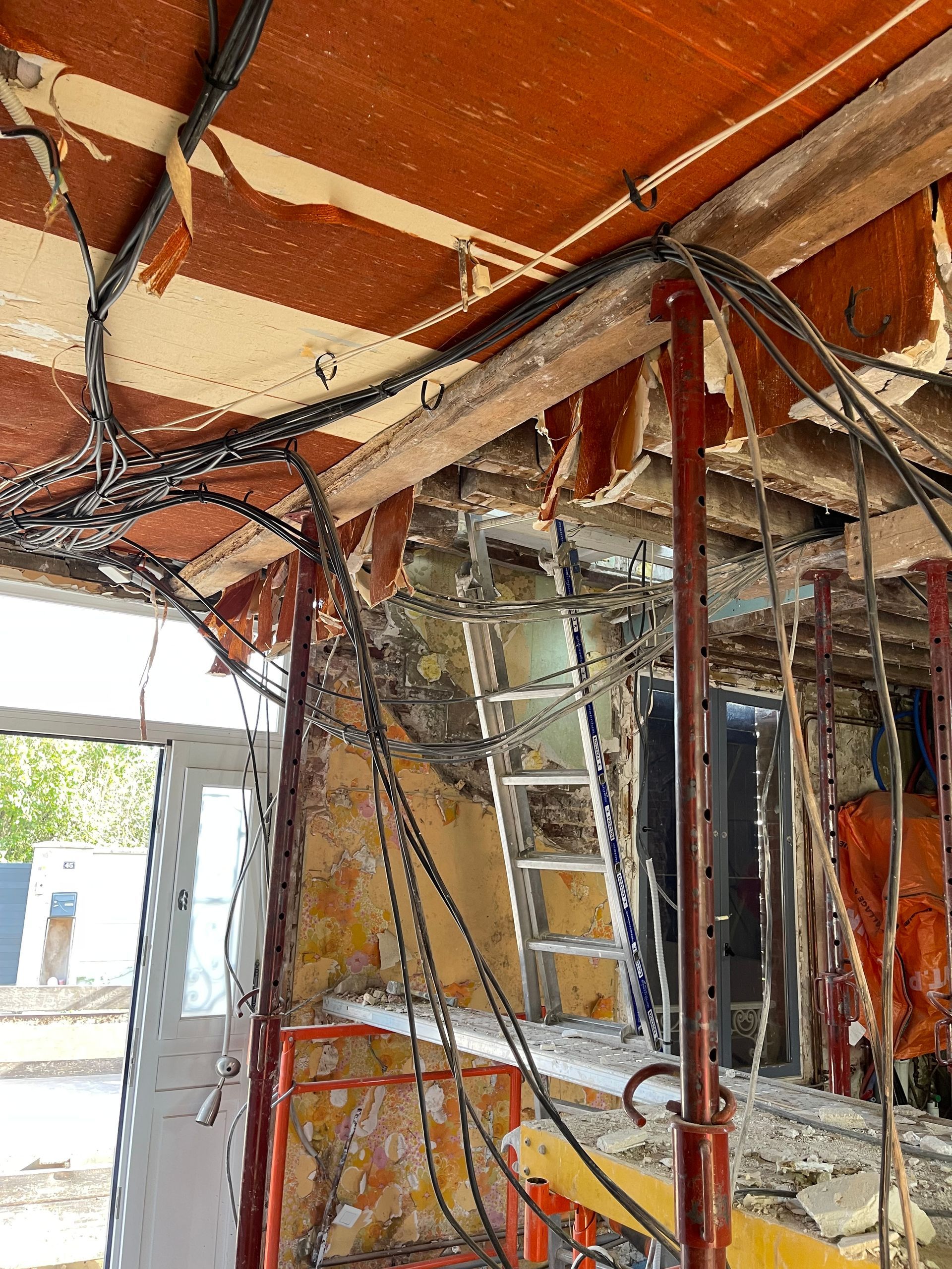 Câbles électriques tirés dans une rénovation de maison