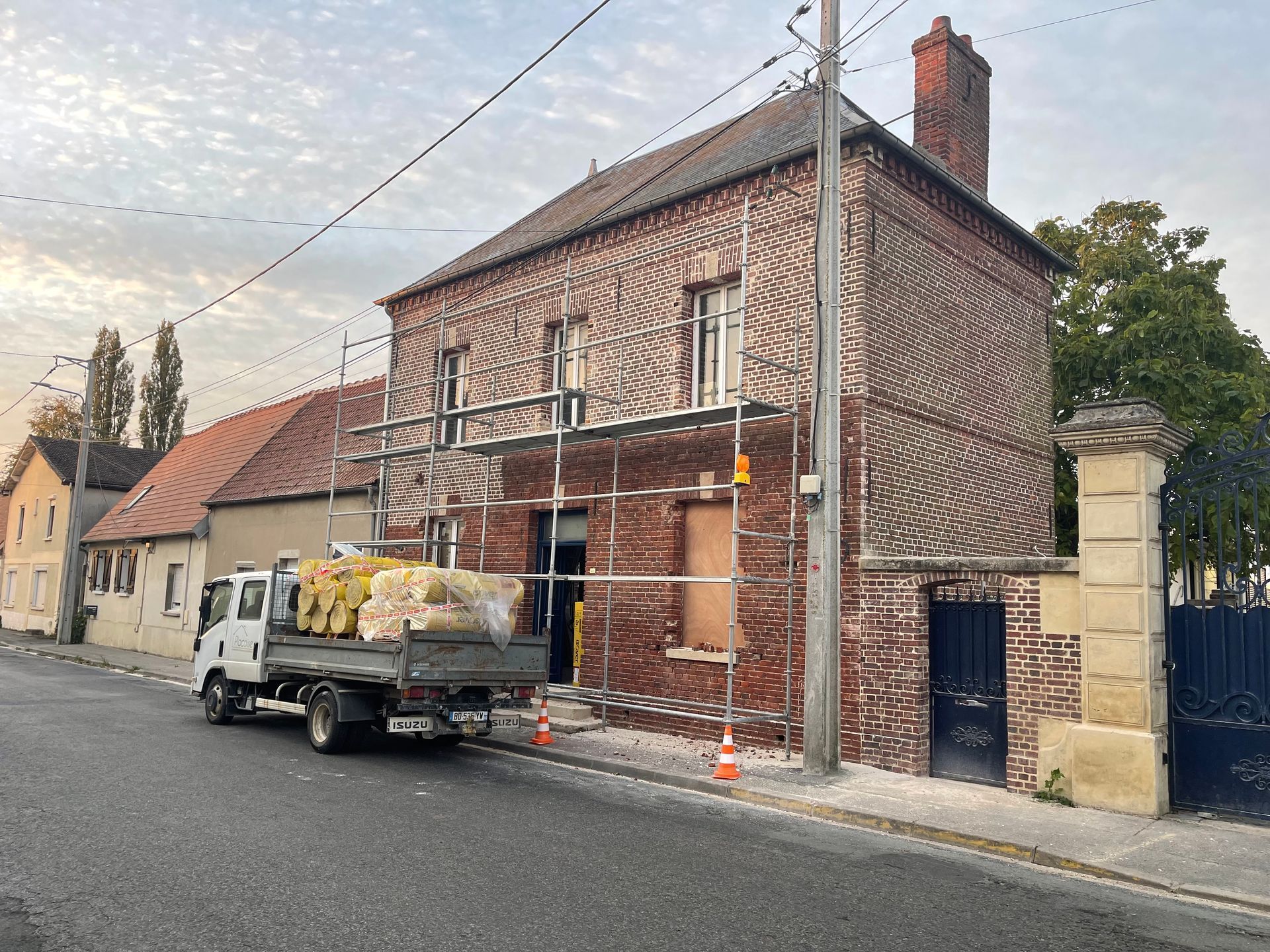 Maison avec échafaudage