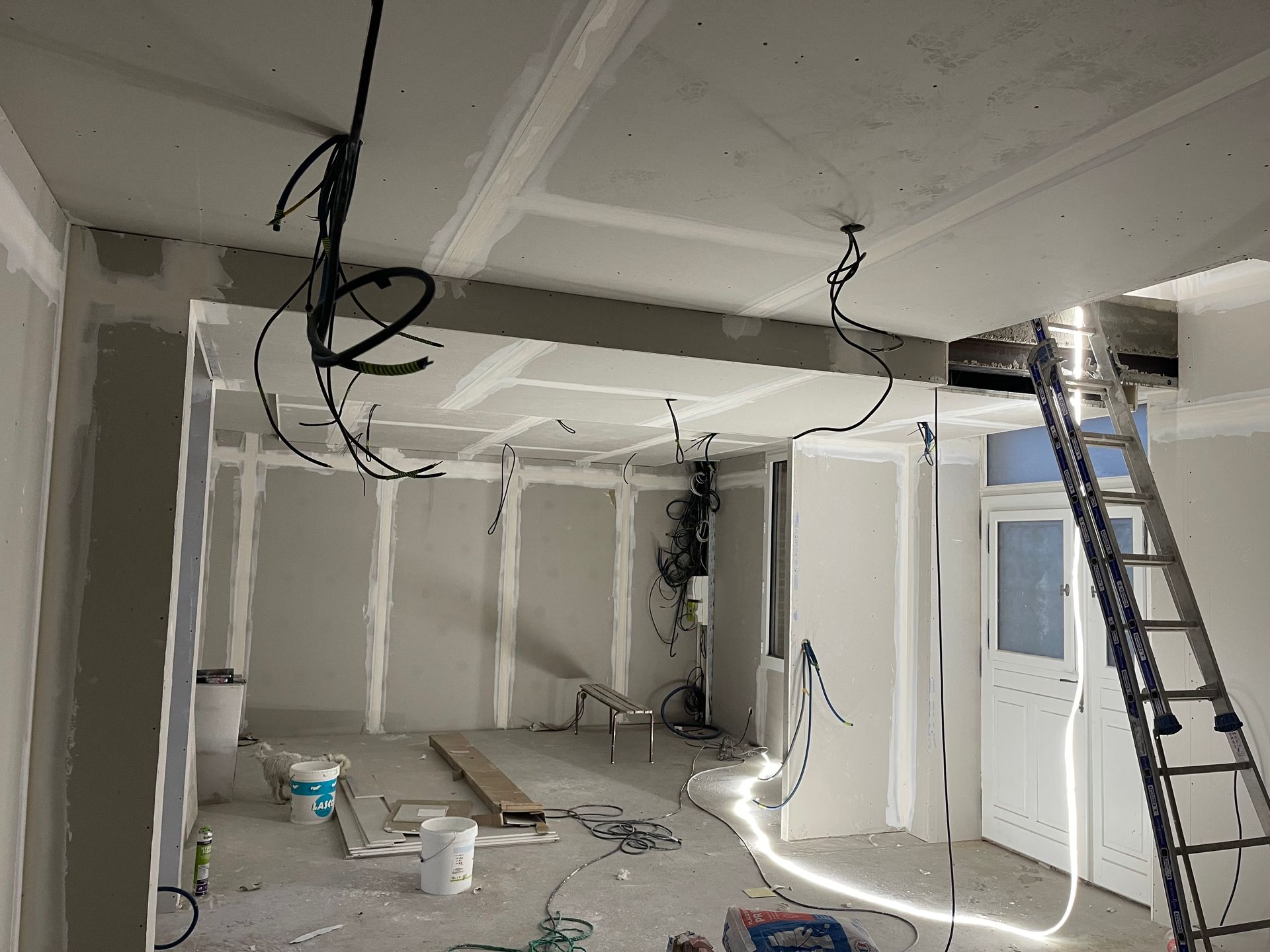 Passage des câbles électriques derrière les plaques de plâtre