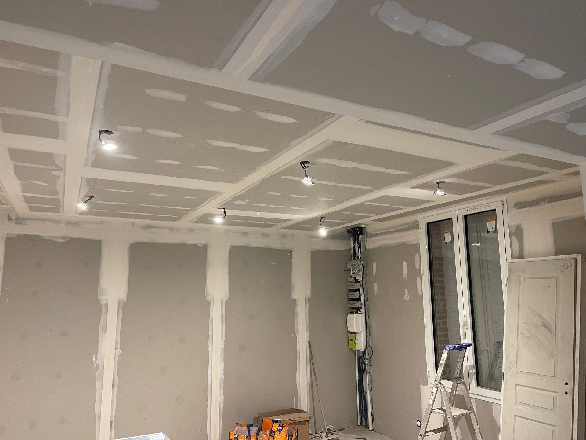 Plafond en plaques de plâtre avec éclairage LED allumé