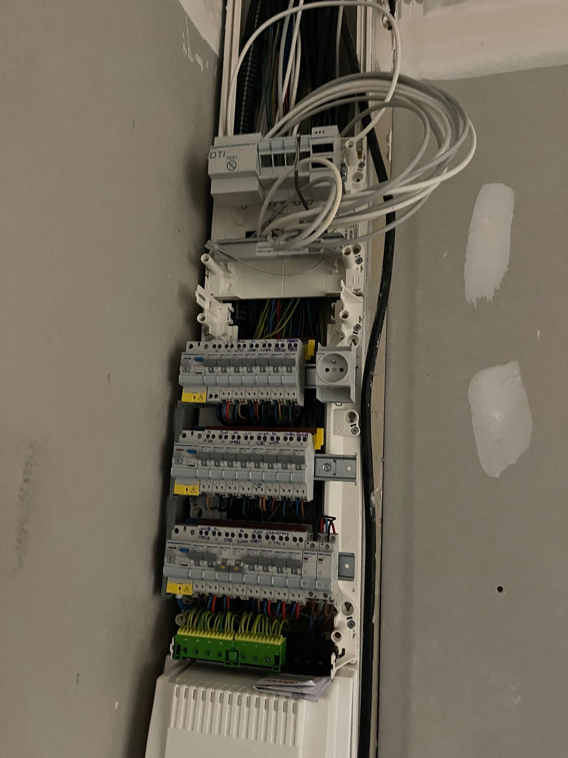 Tableau électrique en cours d'installation