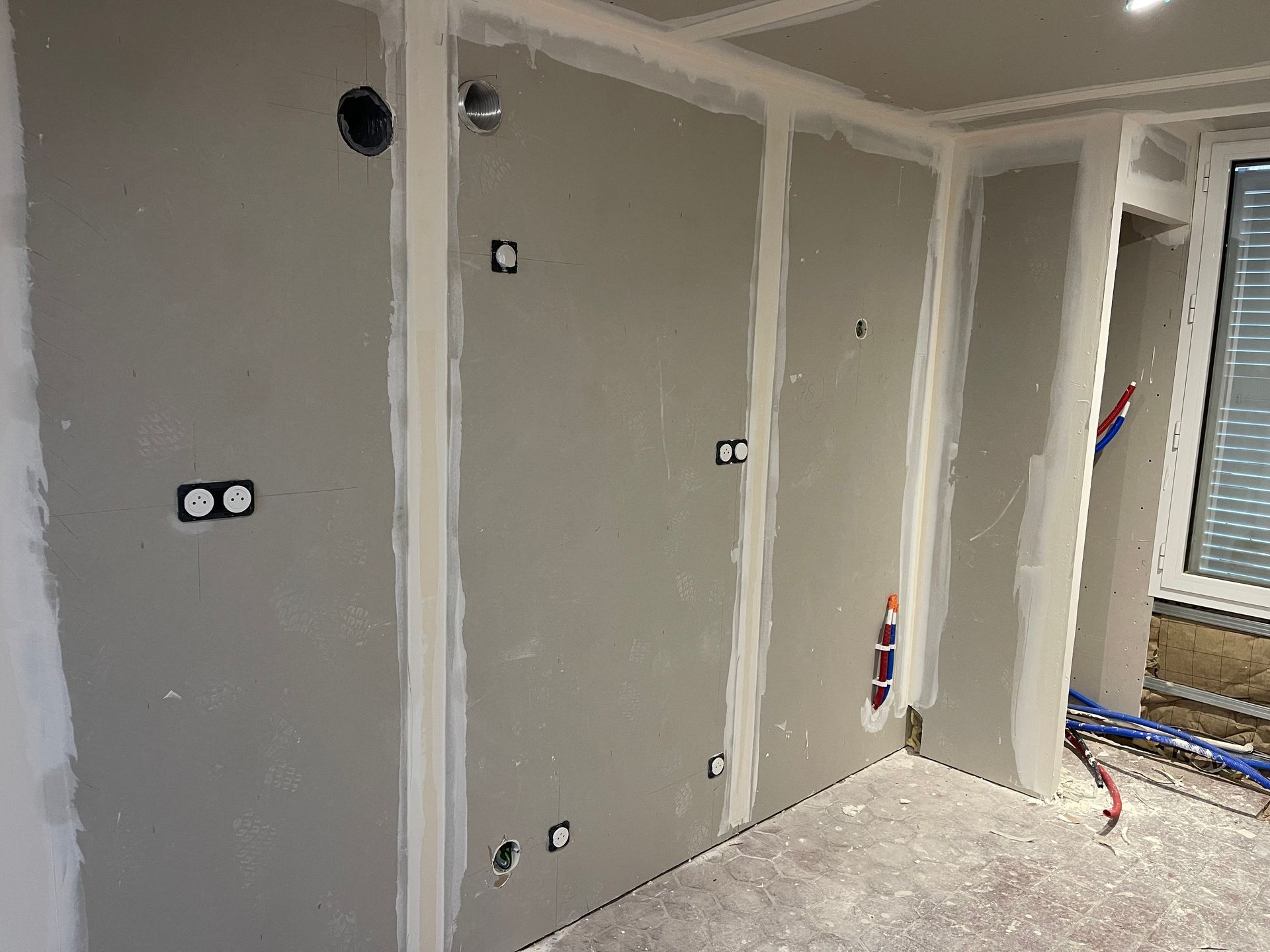 Prises et interrupteurs électriques sur plaques de plâtre