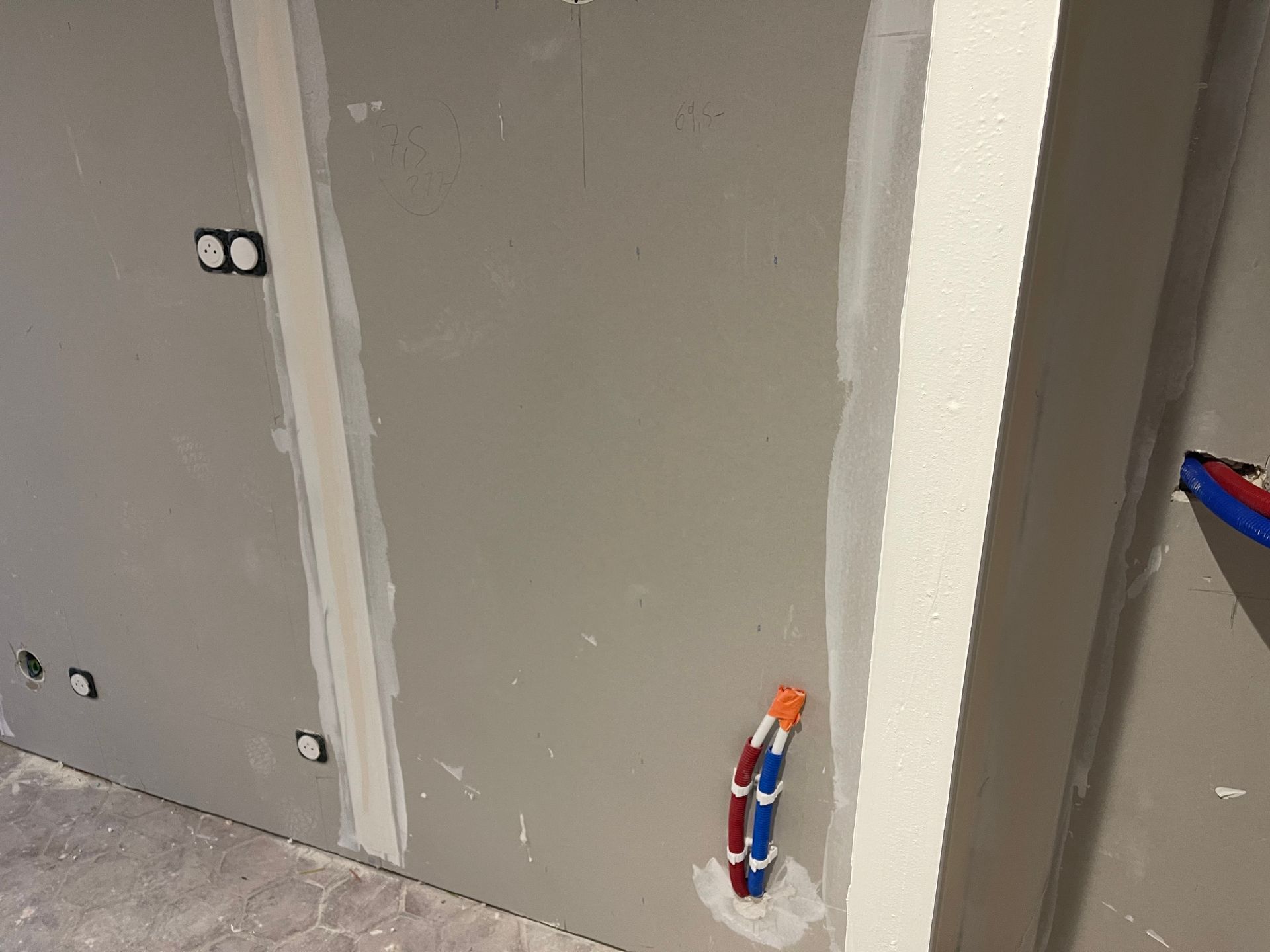 Gaines électriques sortant des murs