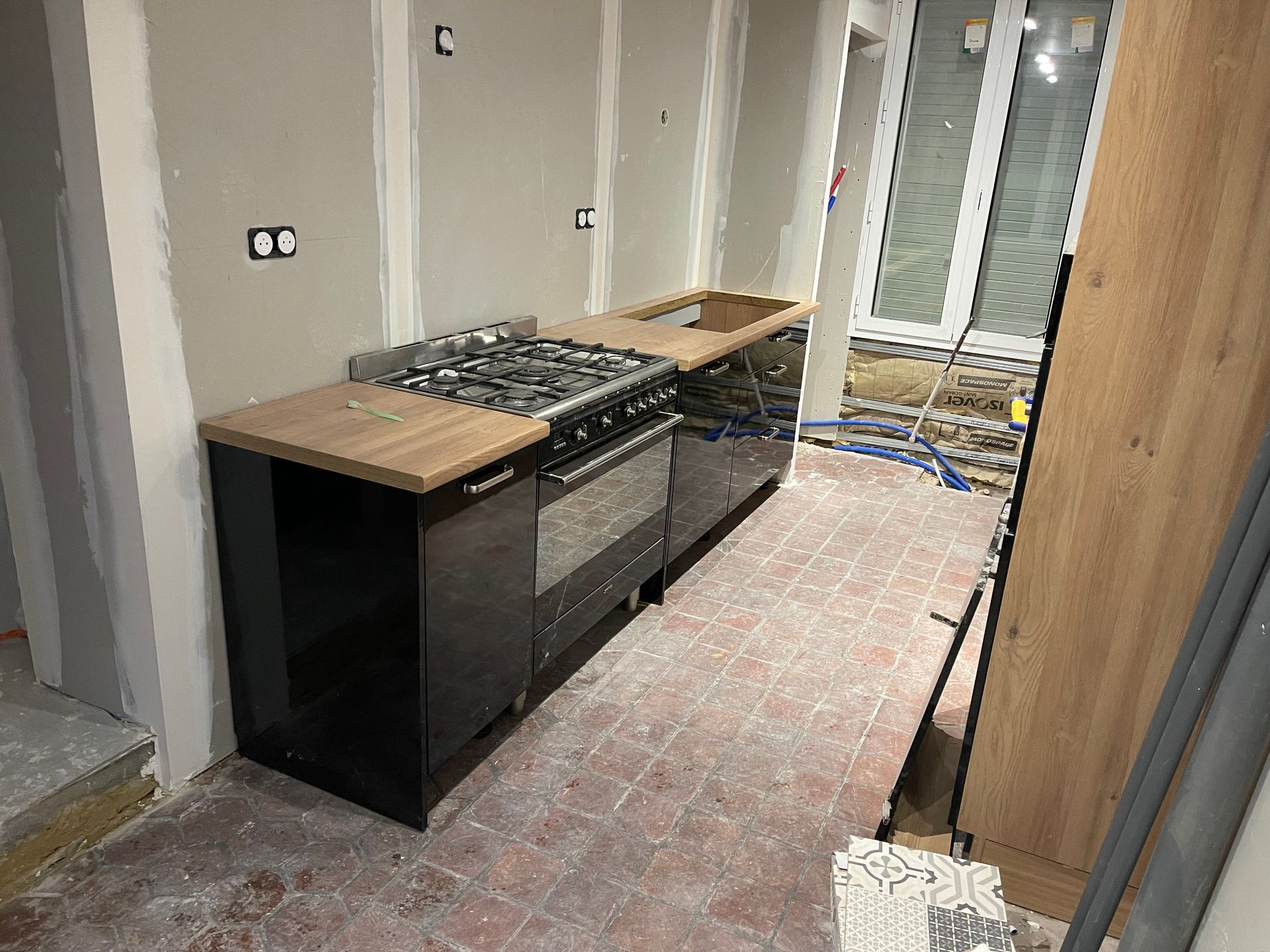 Cuisinière neuve posée dans une cuisine en travaux