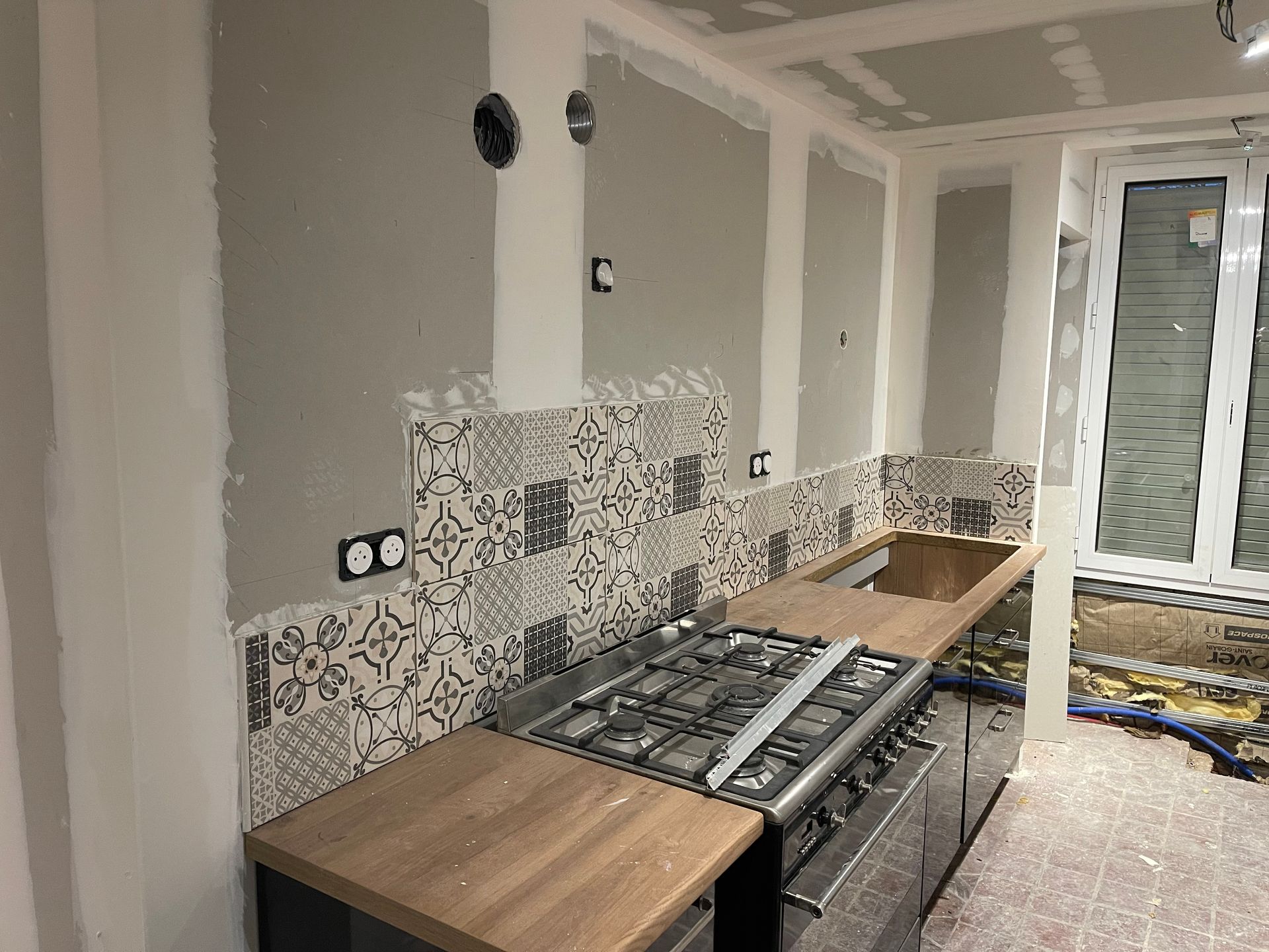 Faïence posée en crédence dans une cuisine