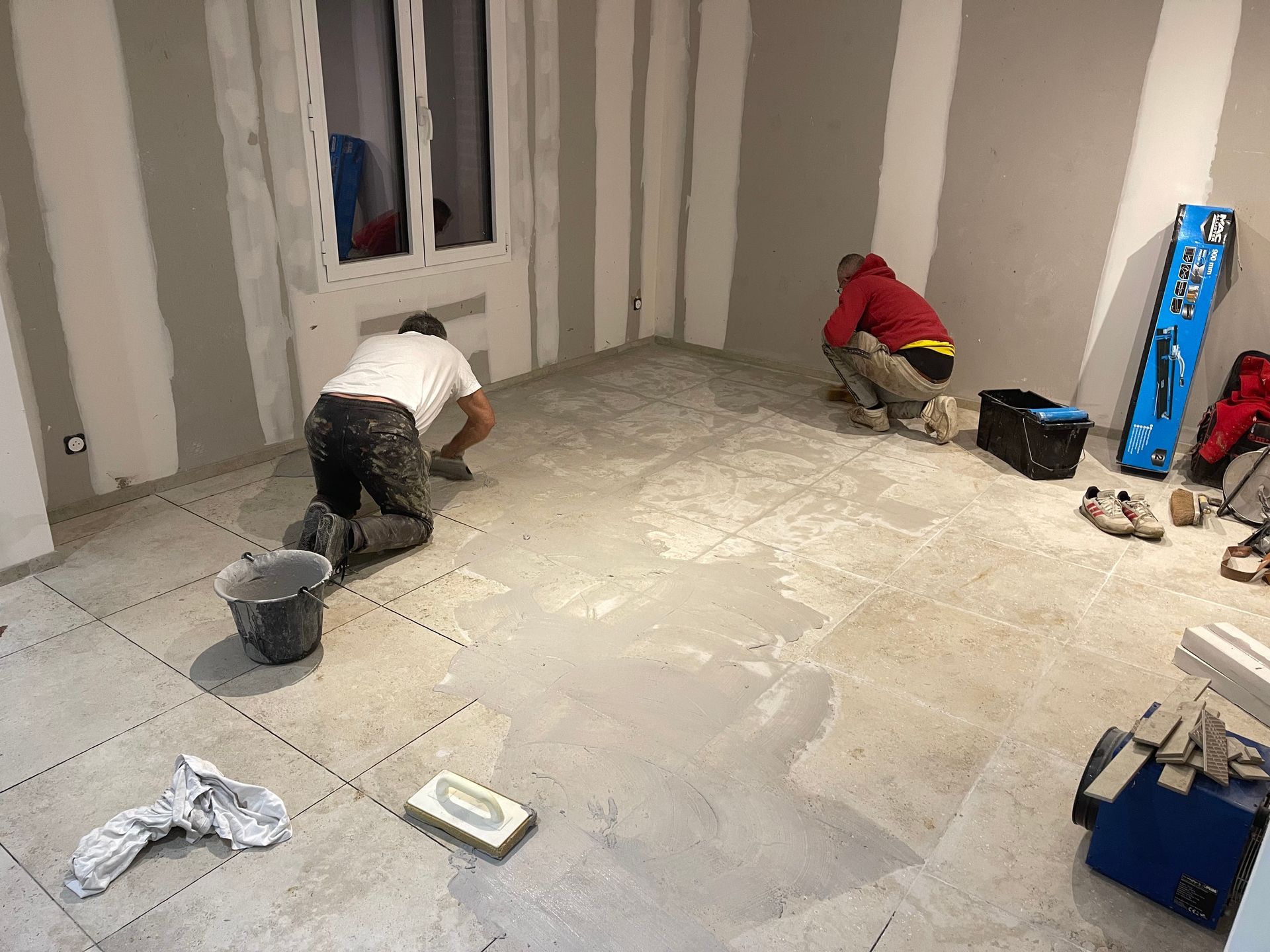 Traitement de la surface du carrelage travertin